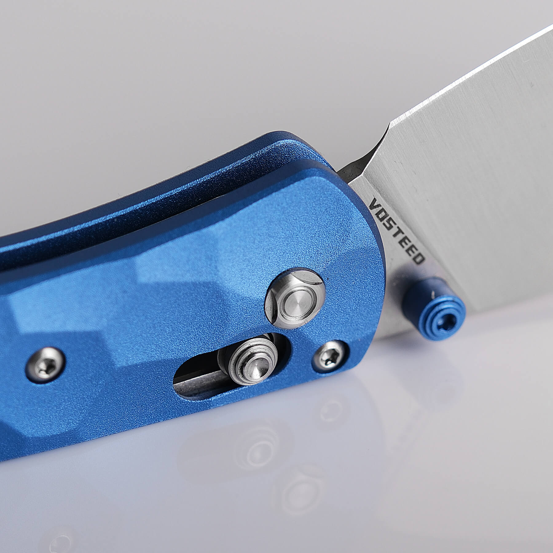 Vosteed Mini Nightshade Blue Knife - Crossbar Lock Detail