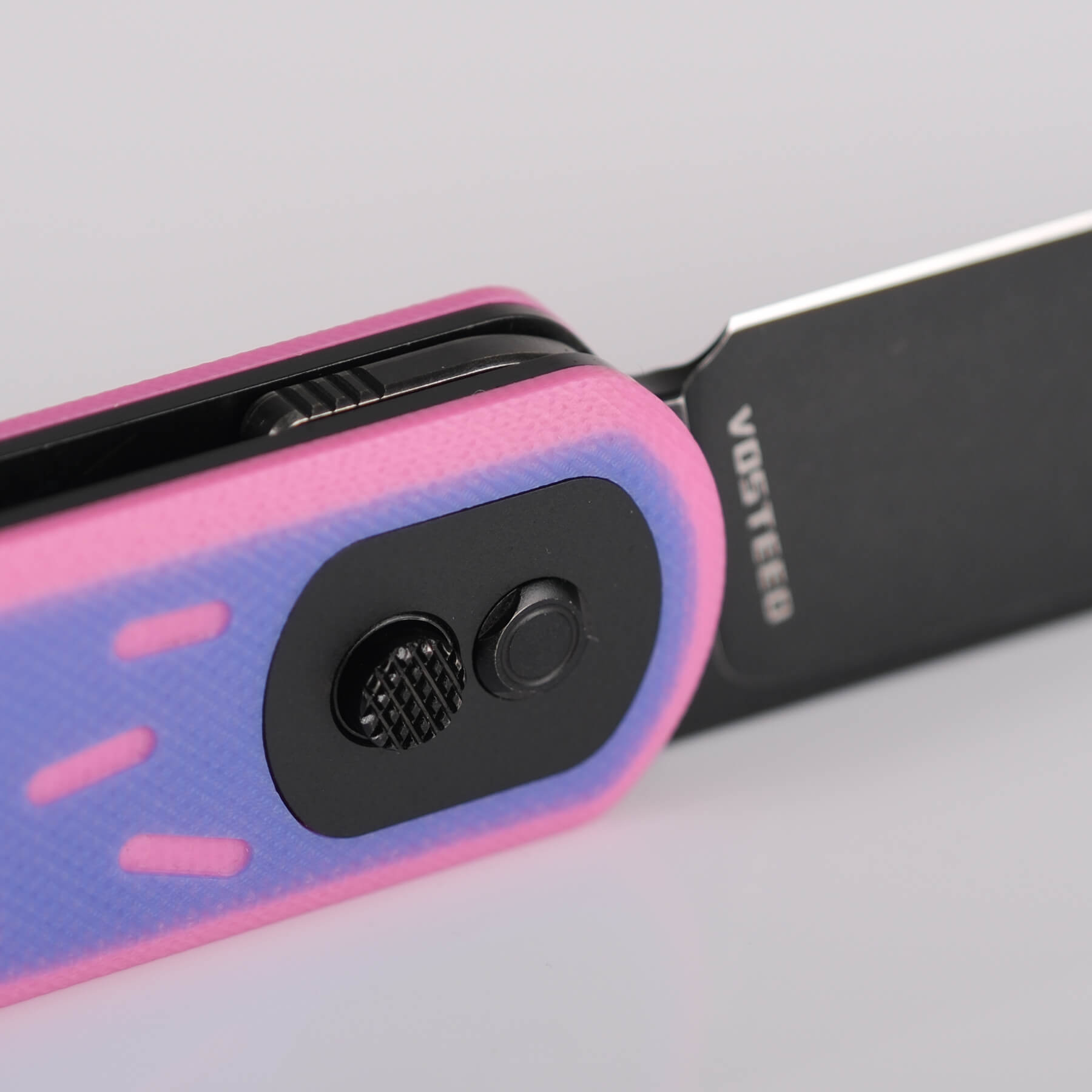 Vosteed Corgi A0728 Trek Lock knife, close-up, pink & blue handle