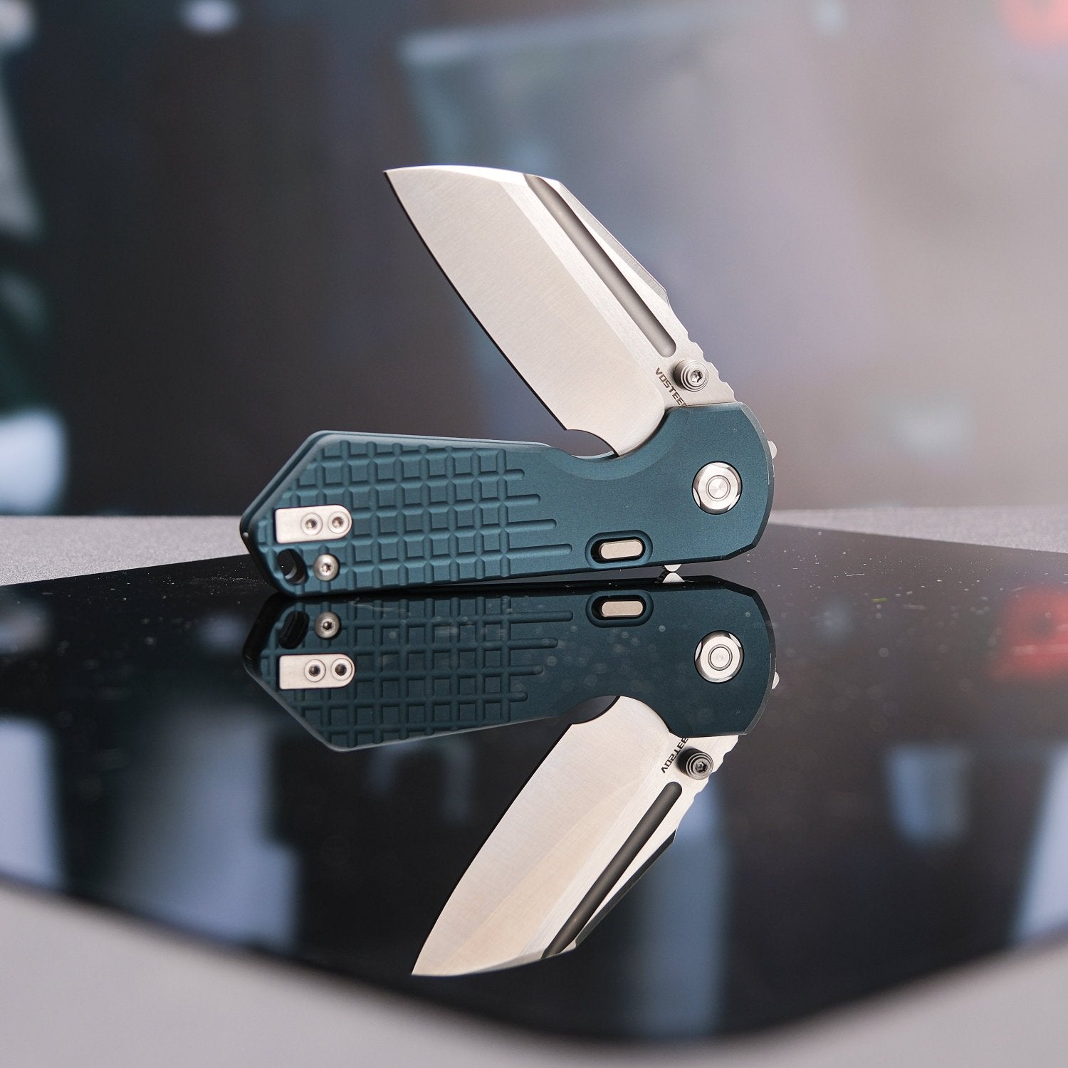 Vosteed Hedgehog Knife with Mirror Reflection