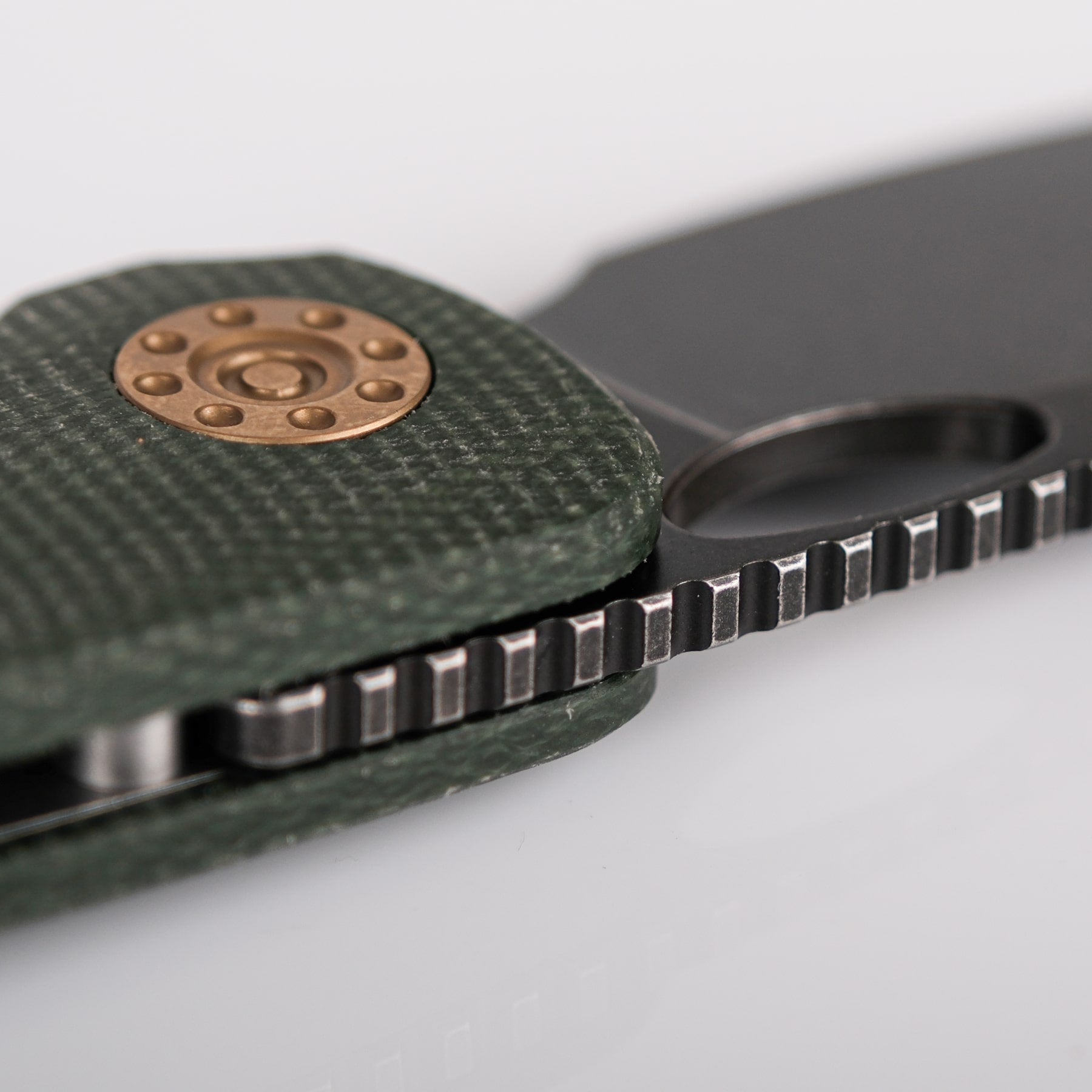 Vosteed Acorn knife detail: jimping and pivot screw