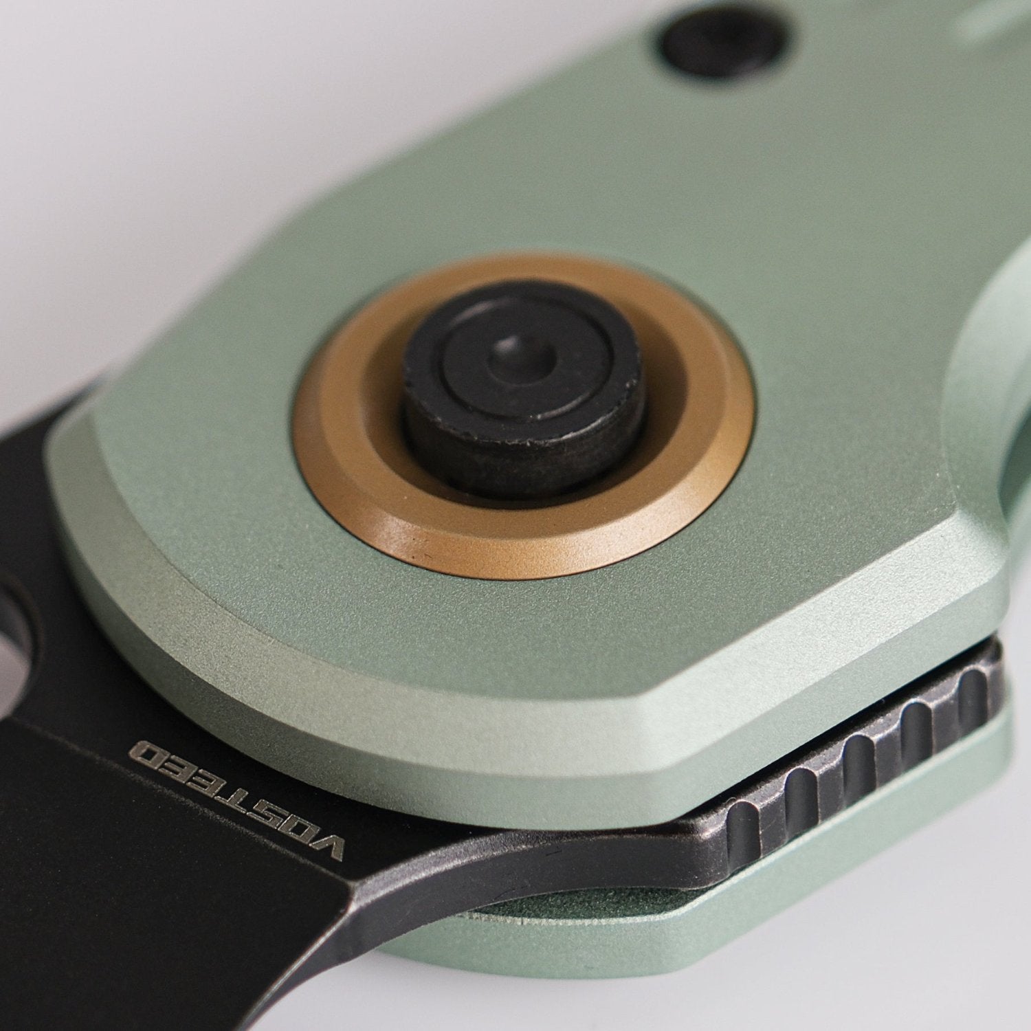 Vosteed Ankylo knife, close-up of Vanchor lock and blade, green handle