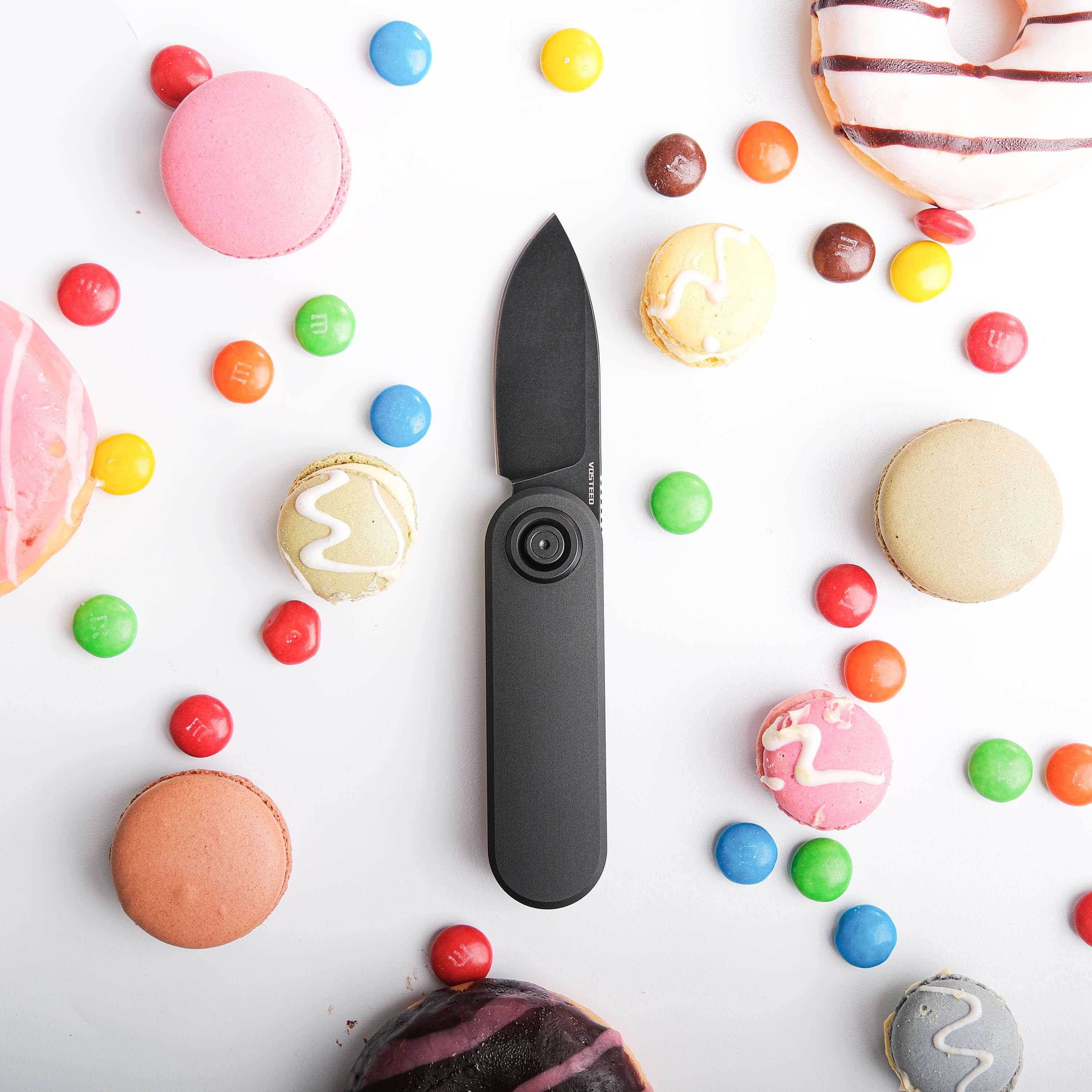 Vosteed Corgi V knife with sweets background