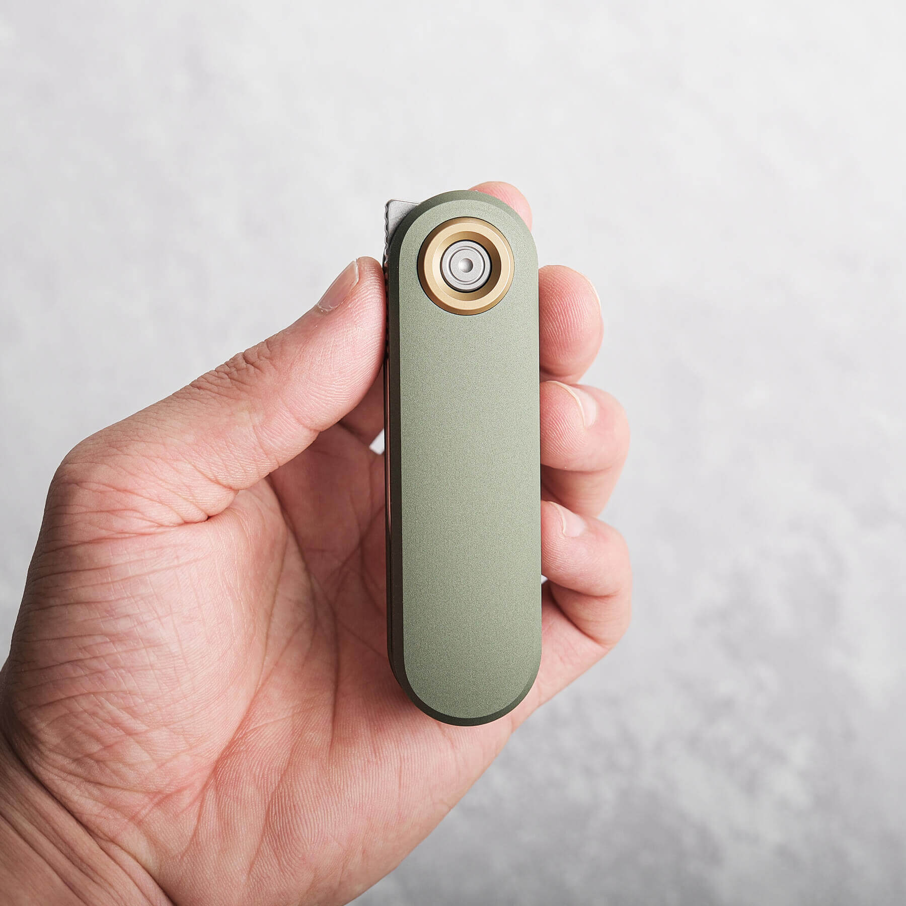 Vosteed Corgi V knife in hand