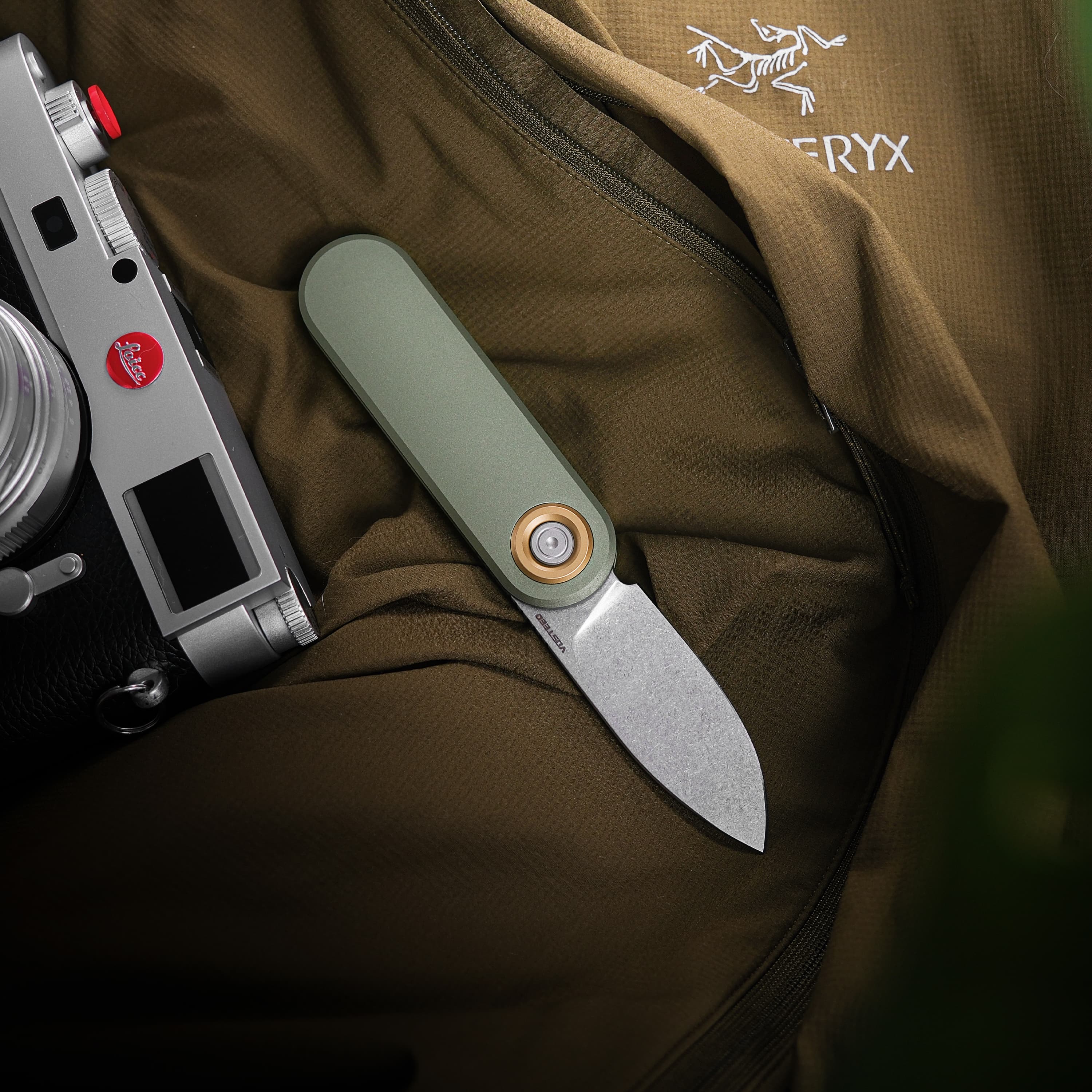 Vosteed Corgi V EDC knife with Leica camera and jacket