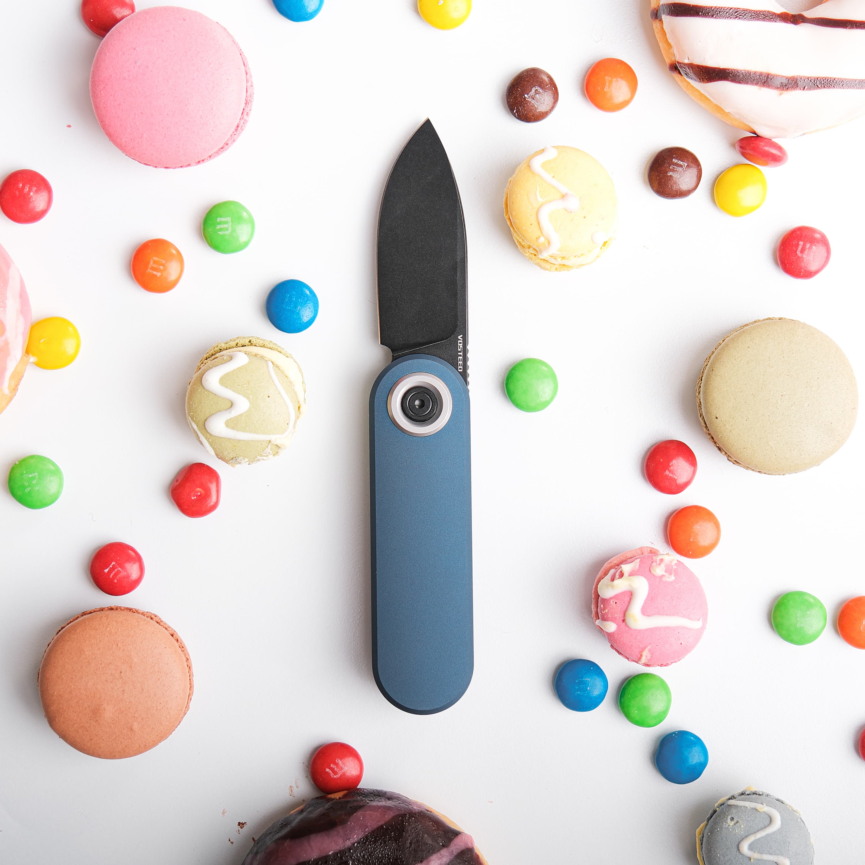 Vosteed Corgi V knife with colorful candies