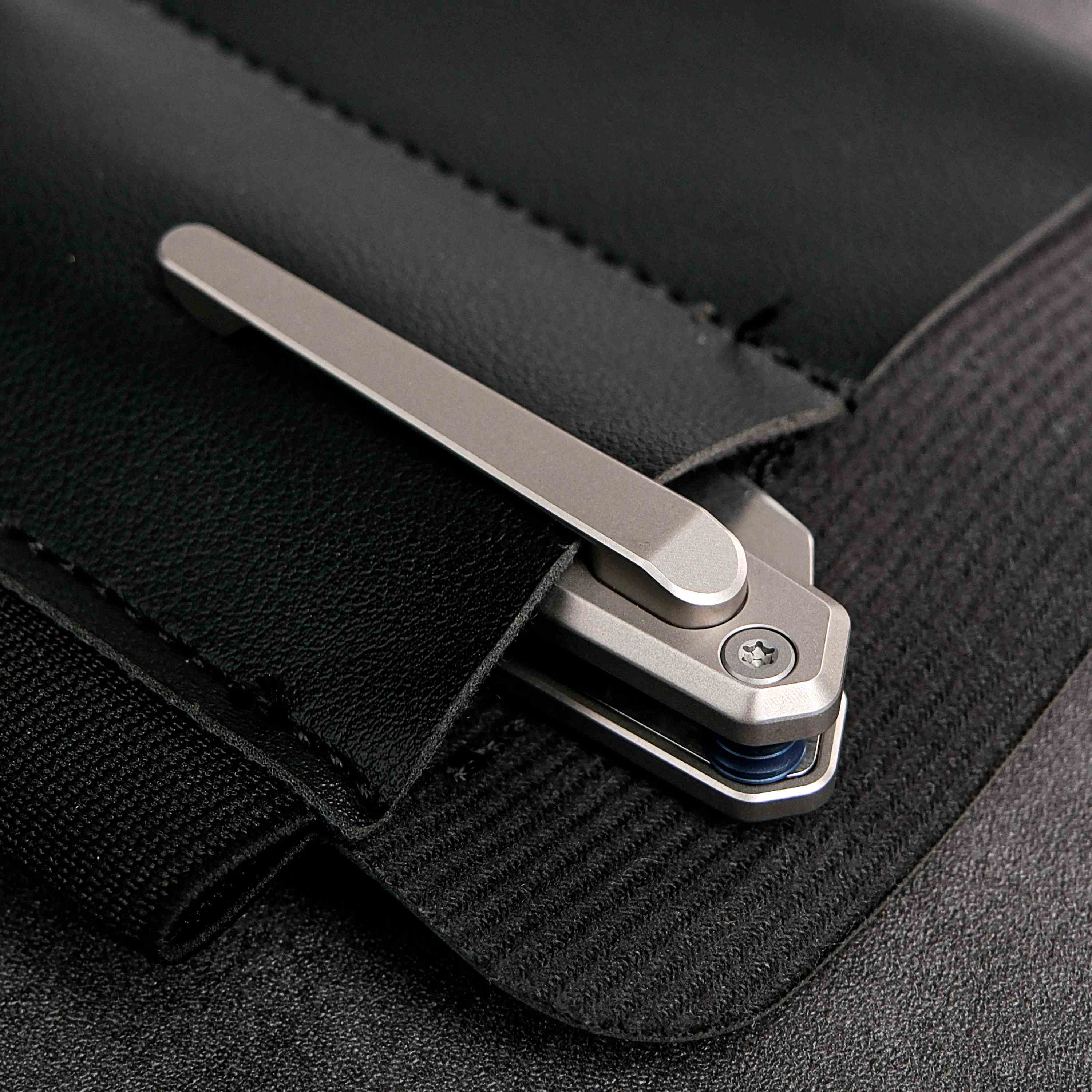 Gavko Leopard Titanium pocket clip detail