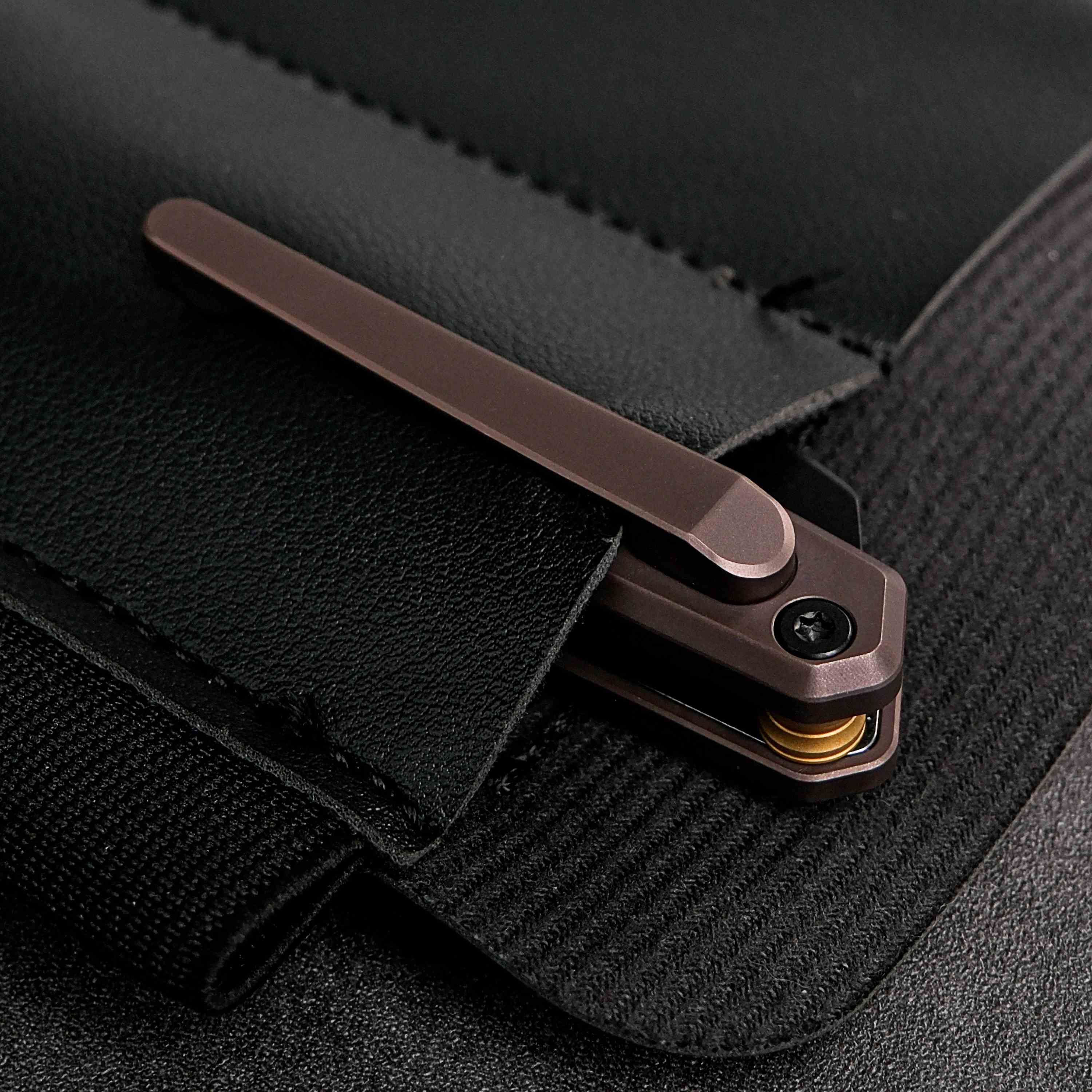 Gavko Leopard knife clipped to a black leather wallet