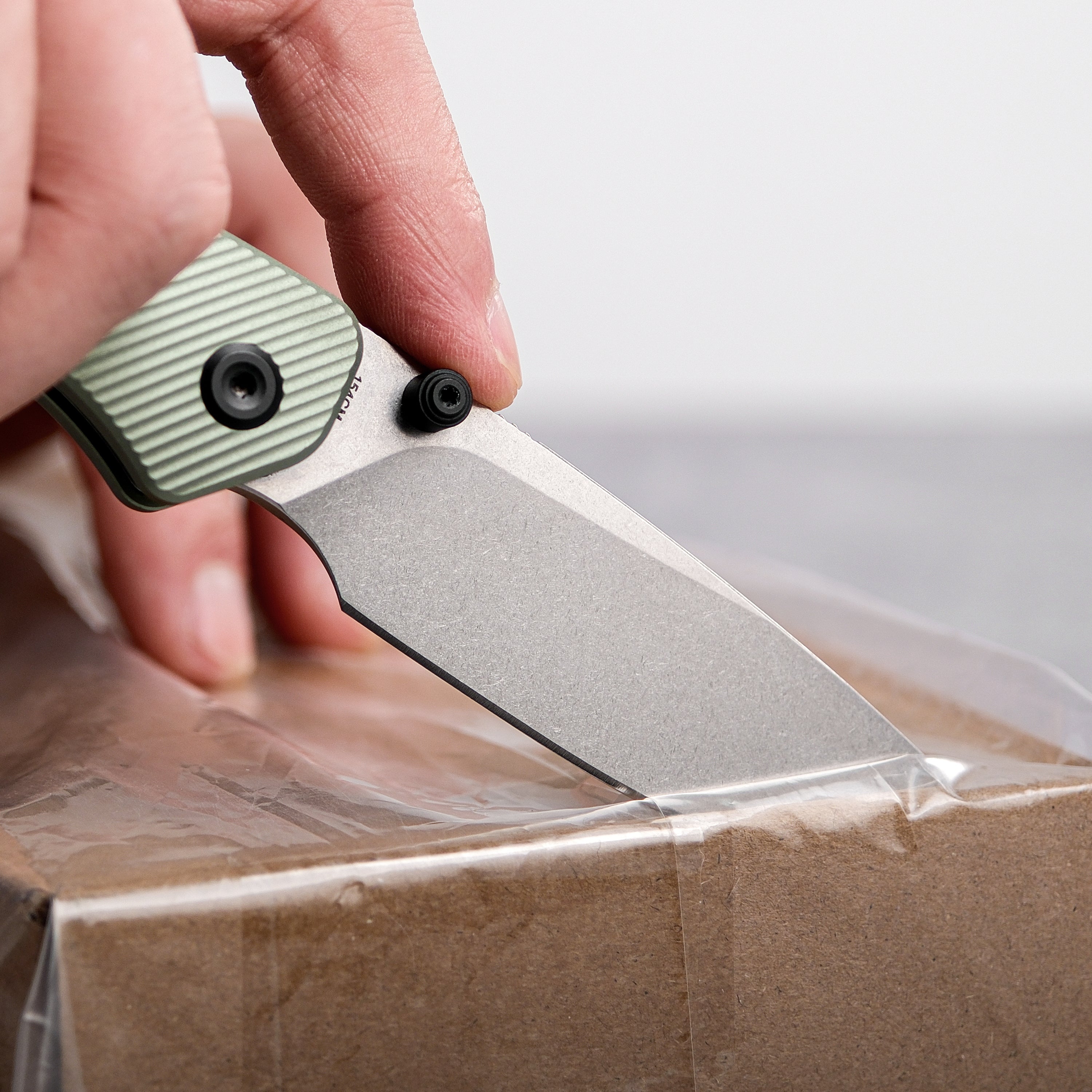 Vosteed Marten knife cutting cardboard box