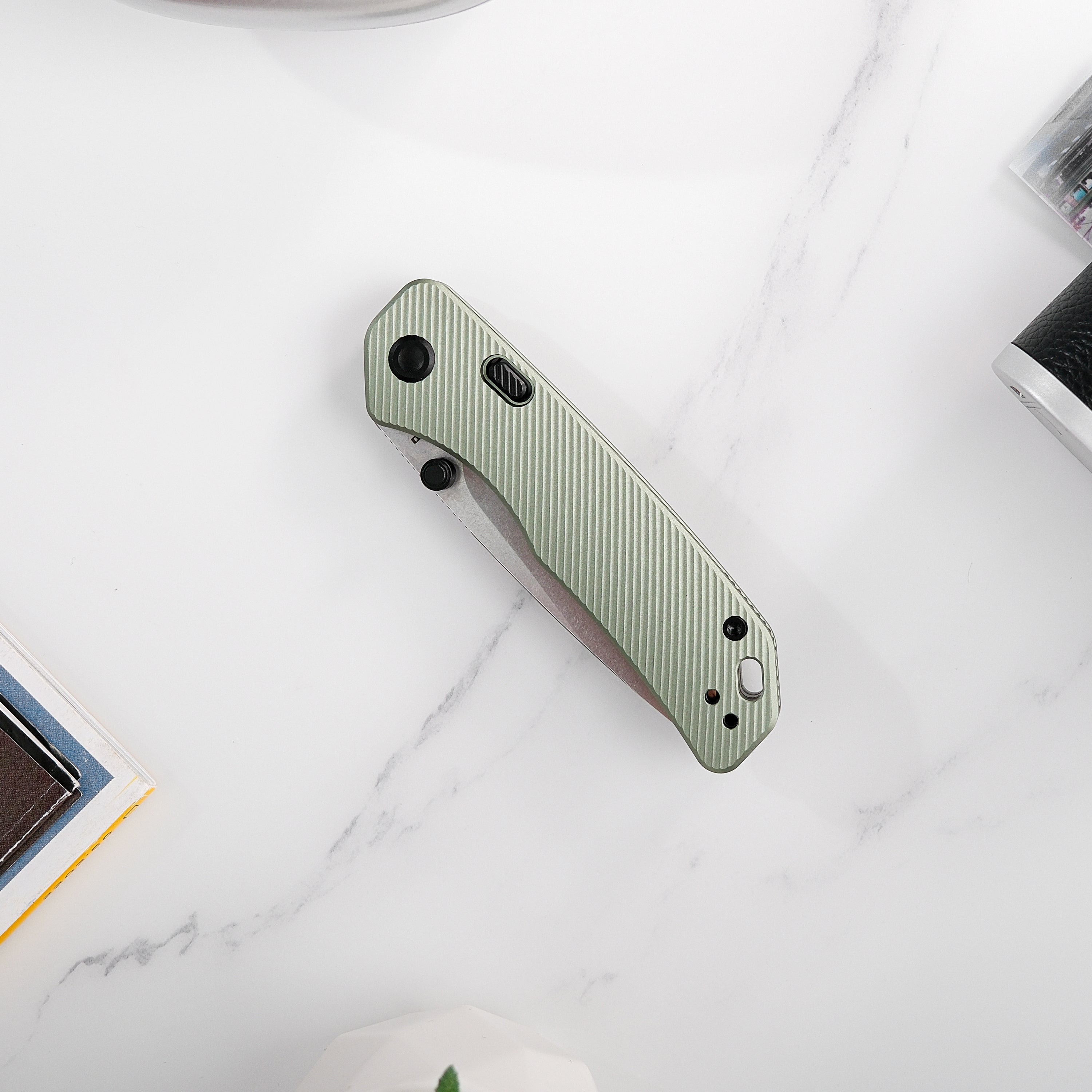 Vosteed Marten EDC knife - Top view, on a marble surface