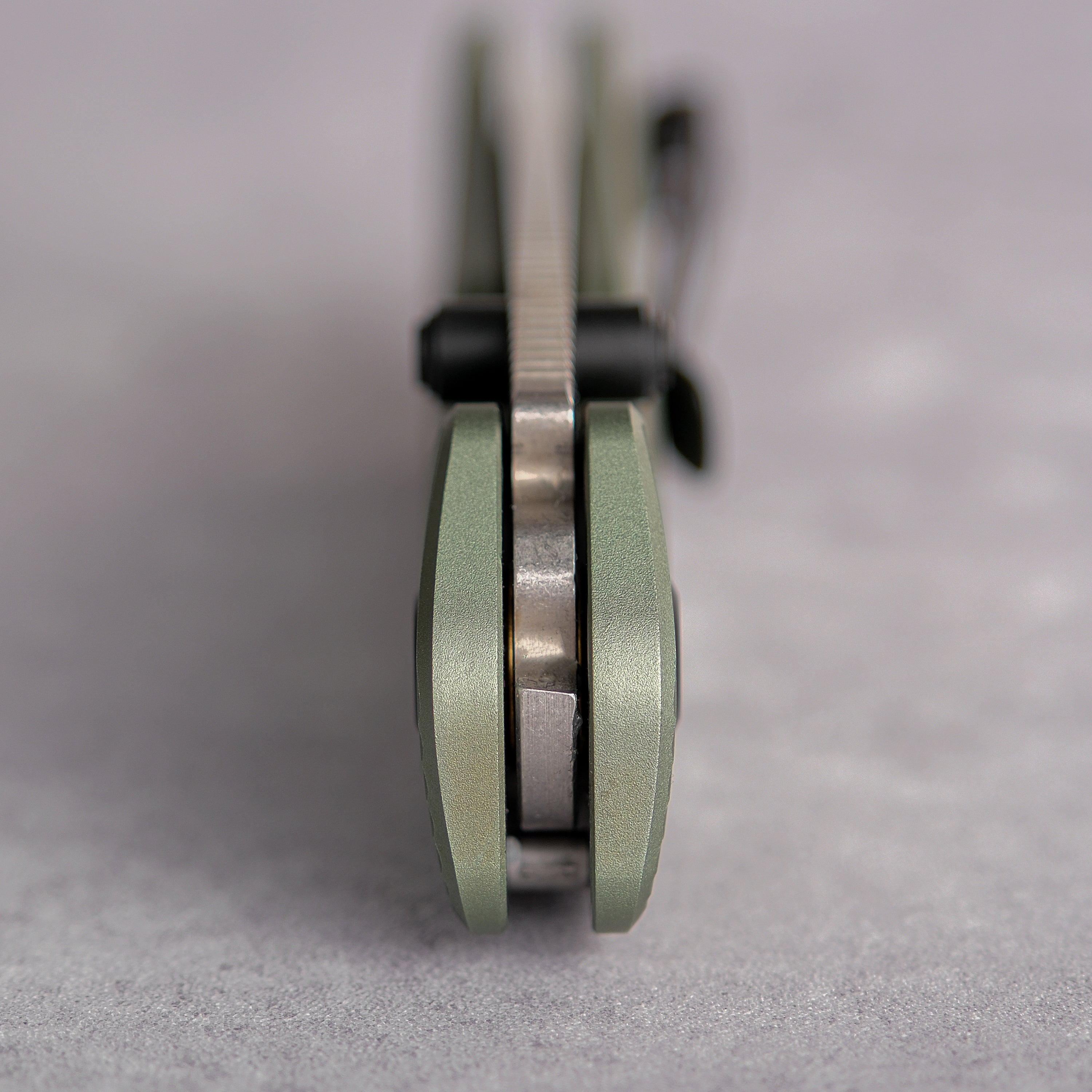 Vosteed Marten EDC Knife: Close-up of top liner lock