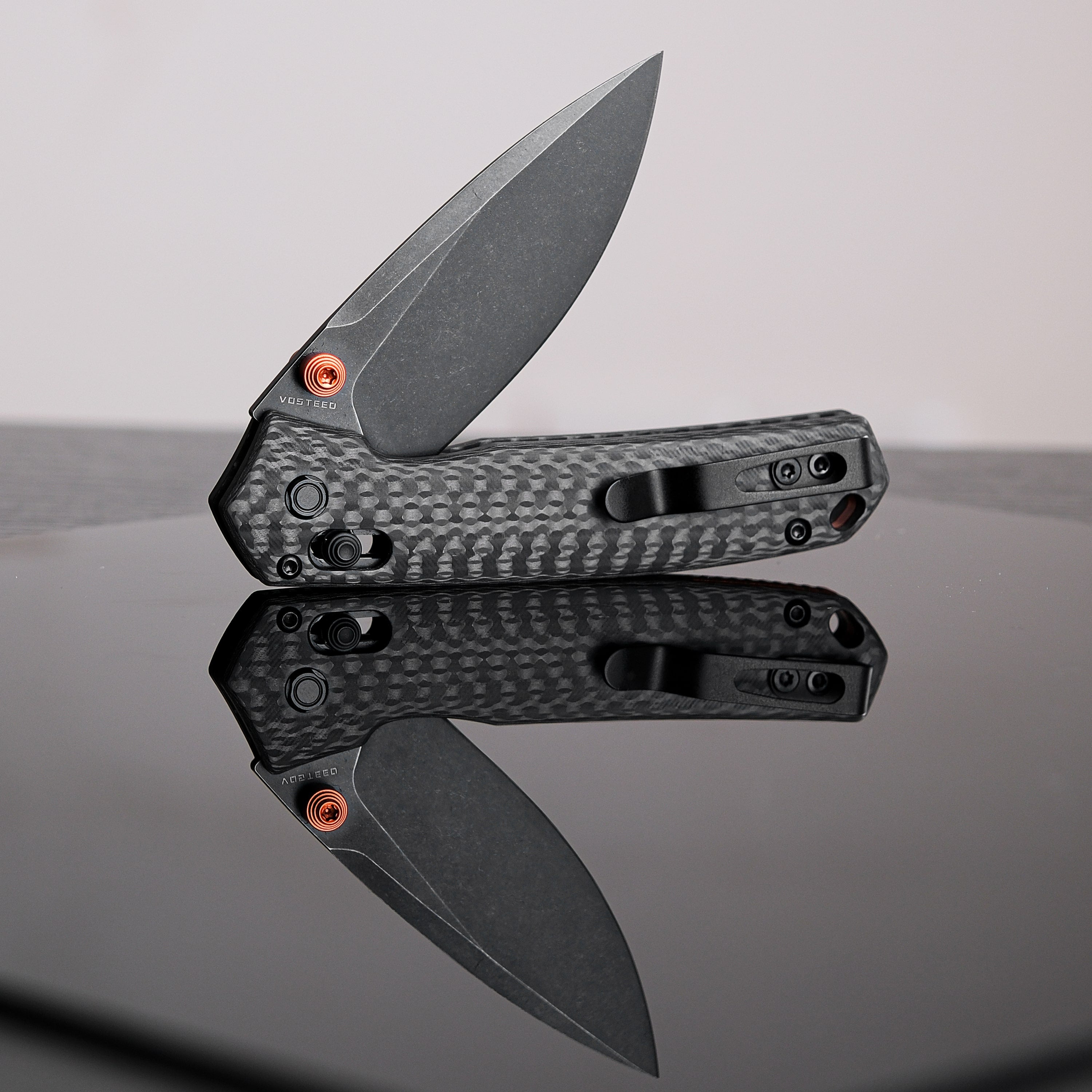 Vosteed Mini Psyop knife with carbon fiber handle reflection
