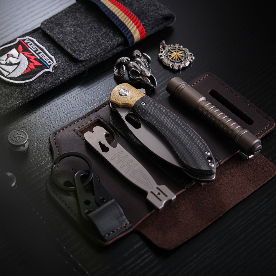 Vosteed Nightshade knife with EDC accessories