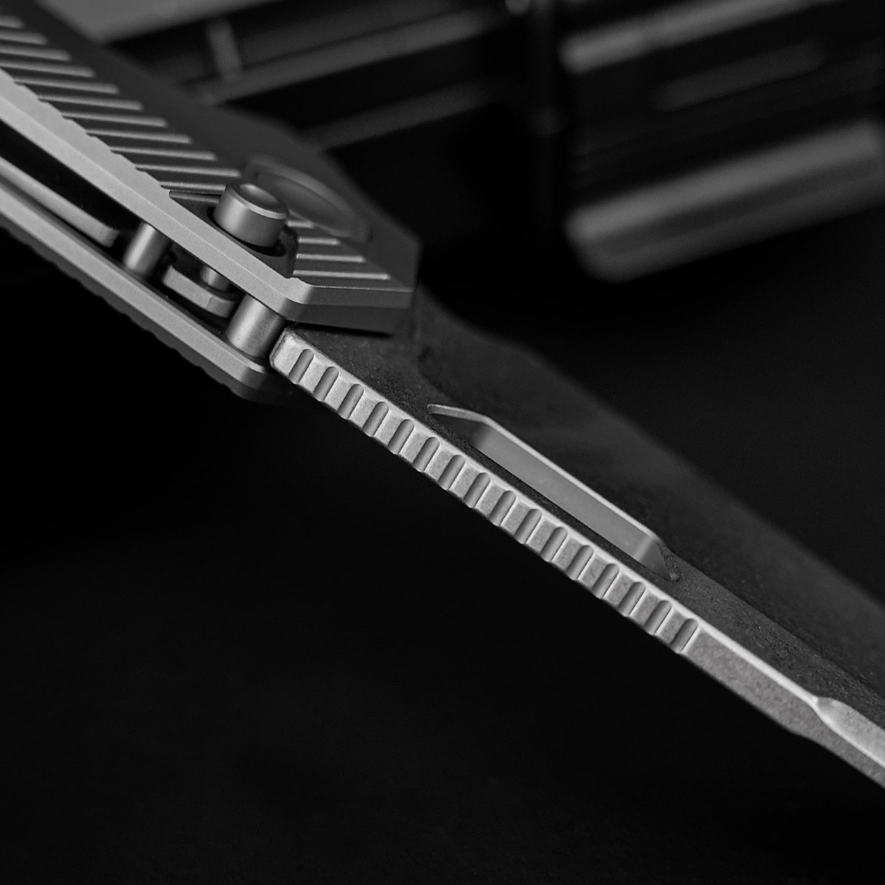 Nip-L - Top Liner Lock (3.15" Elmax Blade & Titanium Handle) - A4201