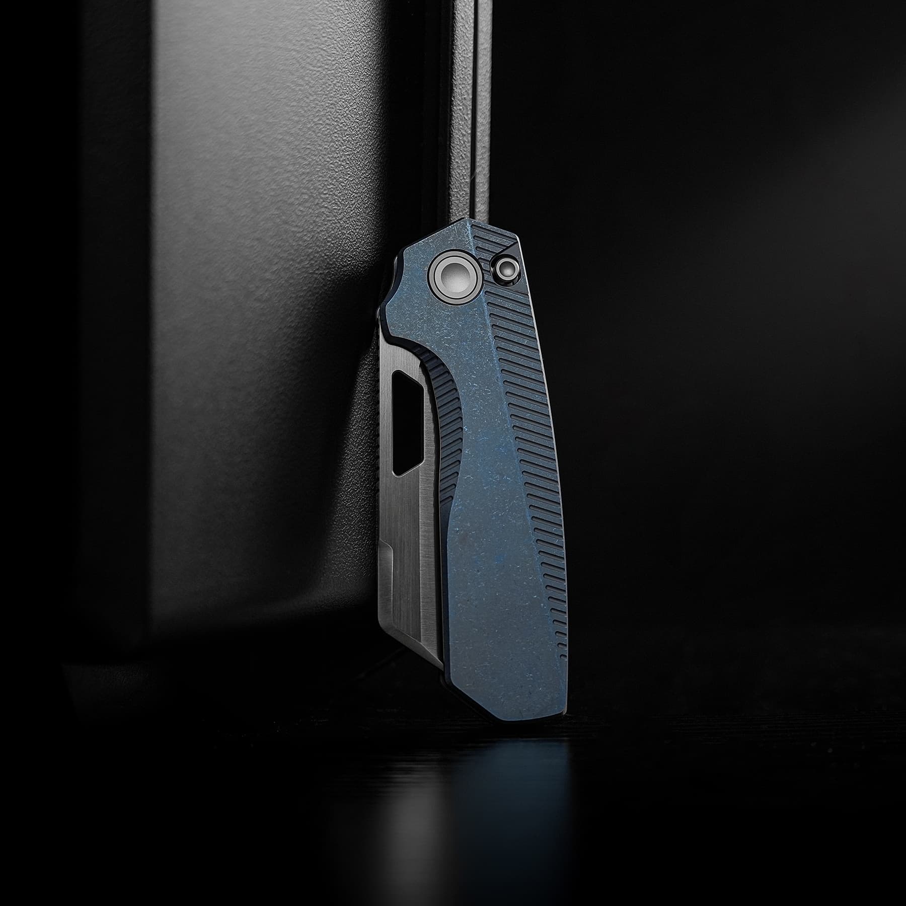 Nip-L - Top Liner Lock (3.15" Elmax Blade & Titanium Handle) - A4202