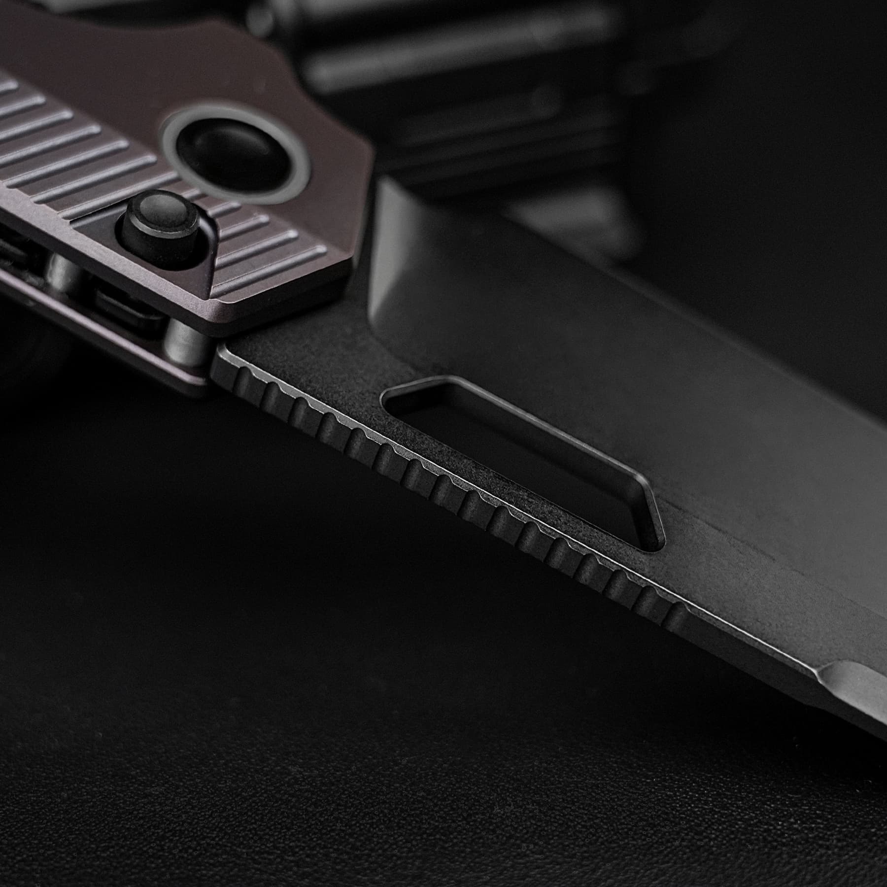 Nip-L - Top Liner Lock (3.15" Elmax Blade & Titanium Handle) - A4204