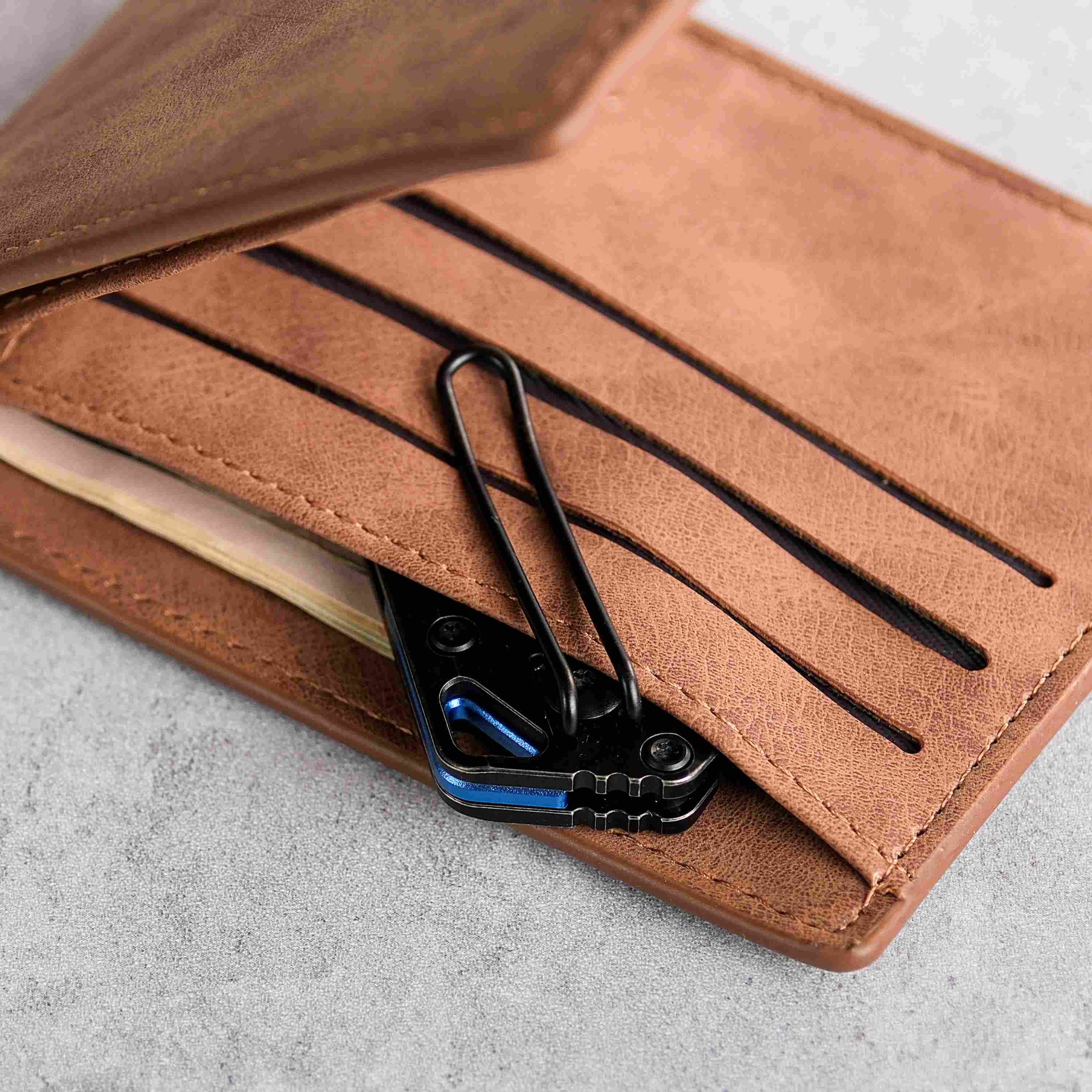 Vosteed Parallel knife clipped in leather wallet