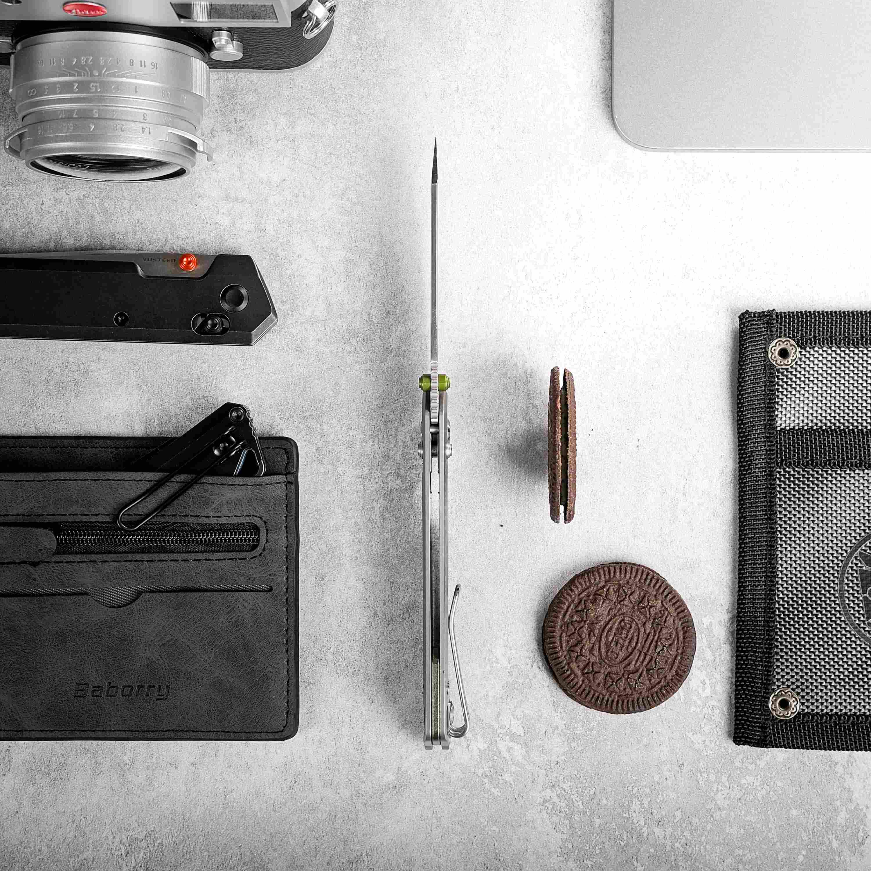 Vosteed Parallel EDC knife, flat lay with accessories