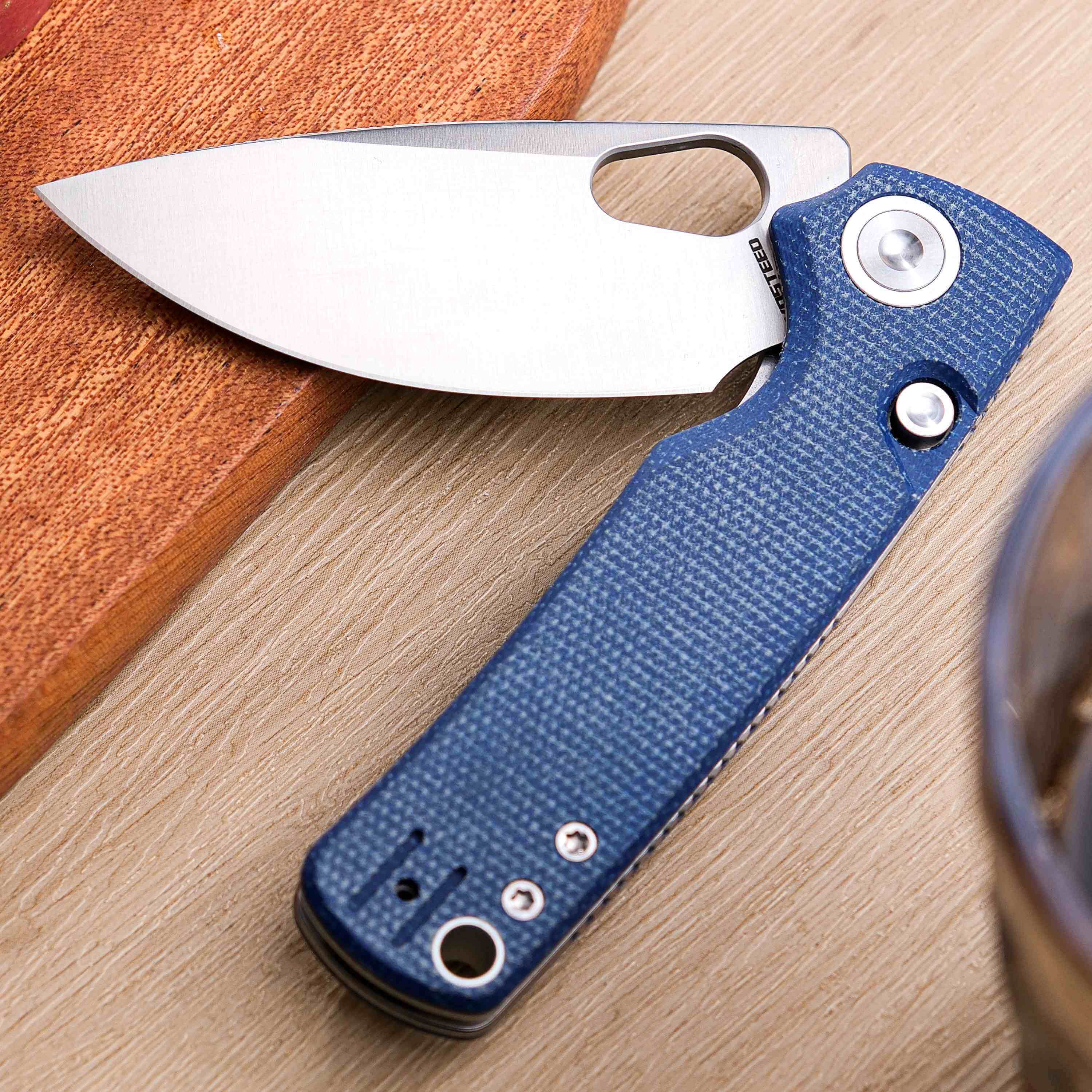 Vosteed Porcupine knife with blue Micarta handle