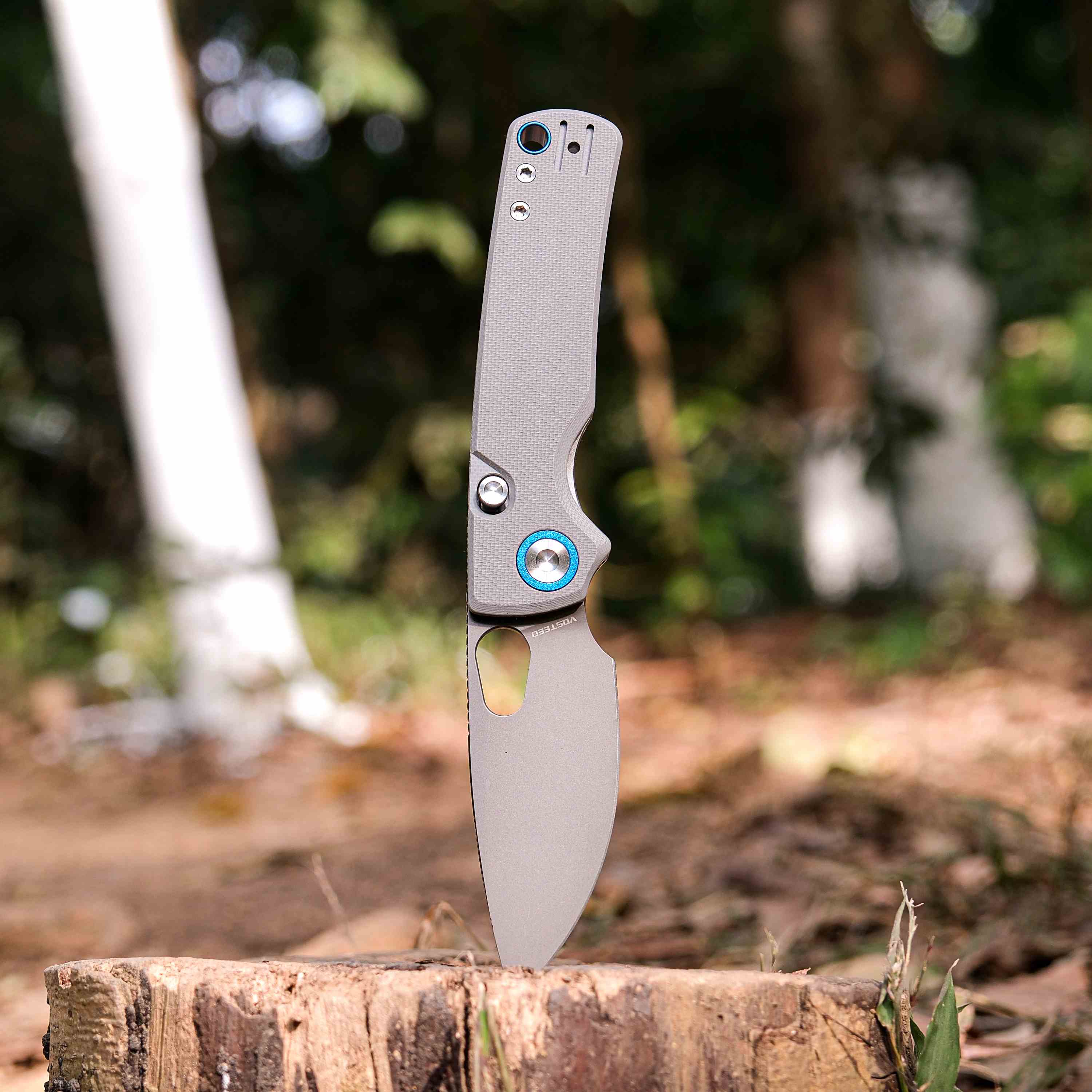 Vosteed Porcupine knife, Destroyer Gray blade on a wood stump
