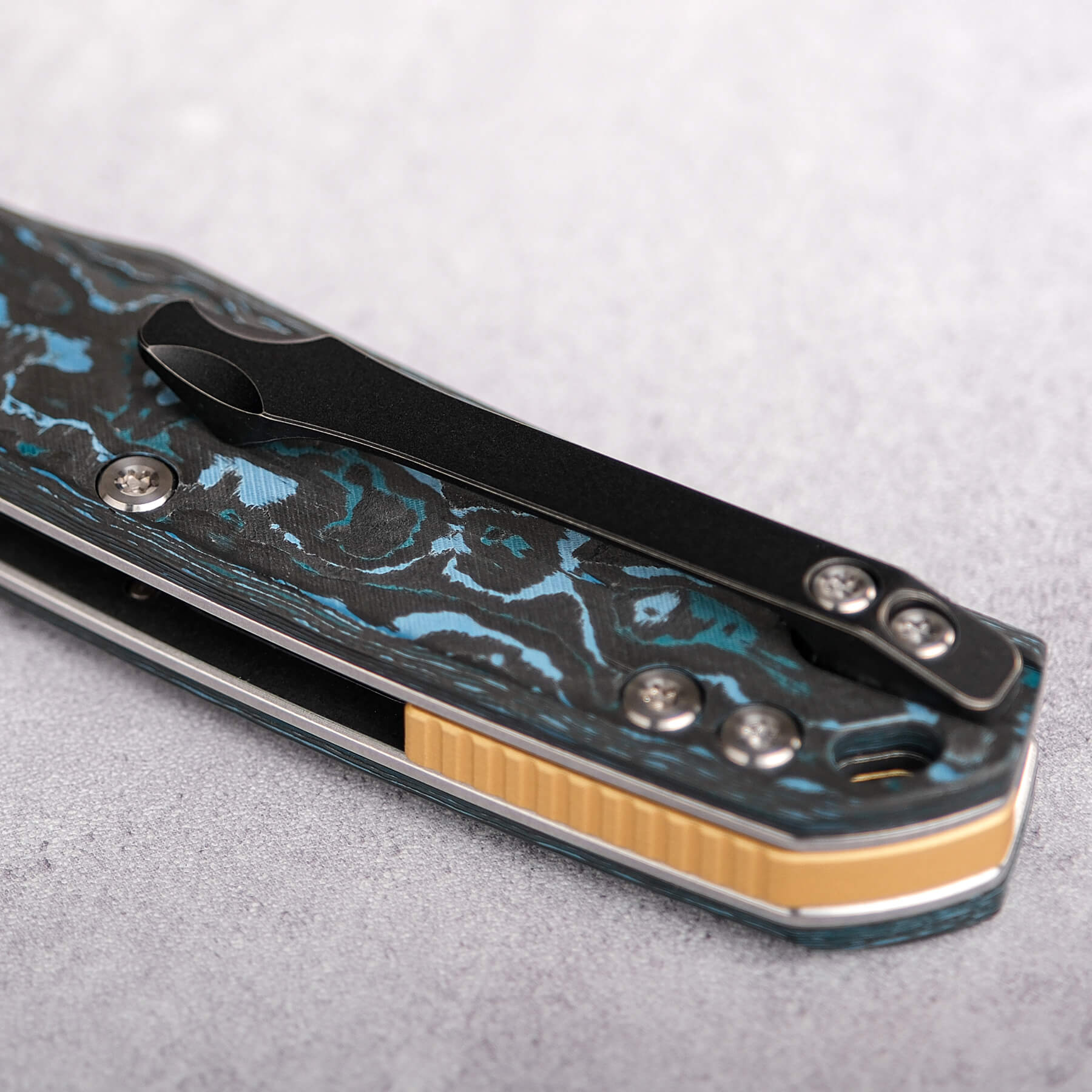 Vosteed Psyop Arctic Storm knife detail - Fat Carbon handle