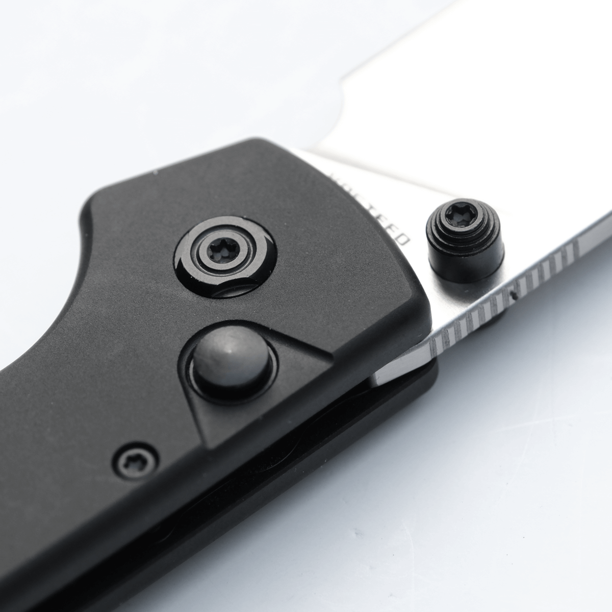 Vosteed Raccoon Knife detail - Button Lock and hardware