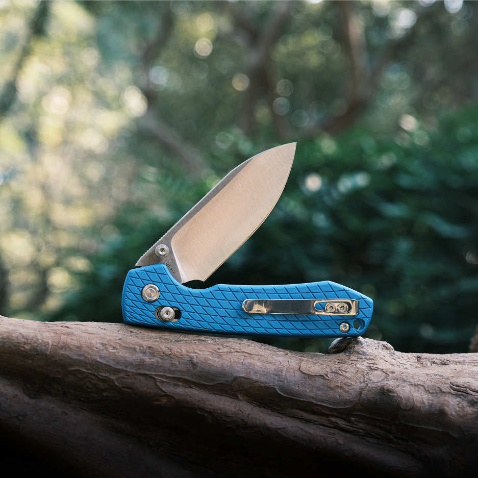 Vosteed Raccoon Knife - Blue Handle and Nitro-V Blade