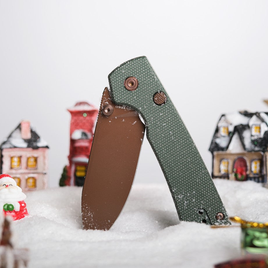 Raccoon Copper Dune knife in winter scene