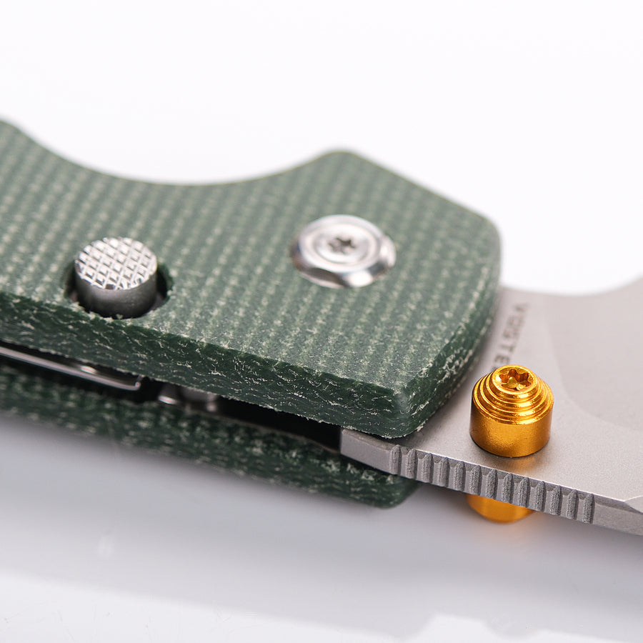 Vosteed Raccoon knife detail: Handle, blade and button