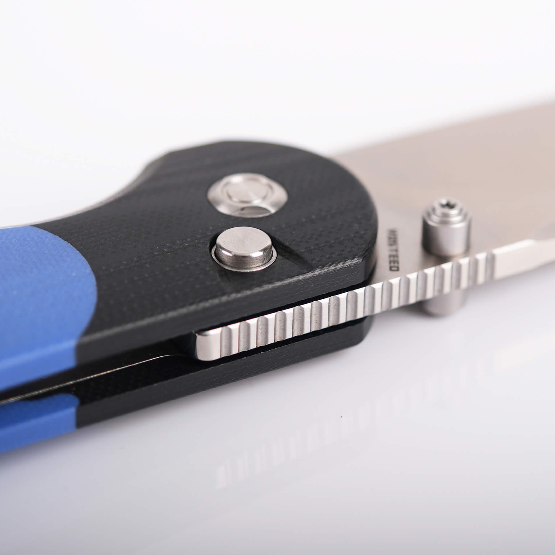 Vosteed Thornton knife, Trek Lock mechanism close up