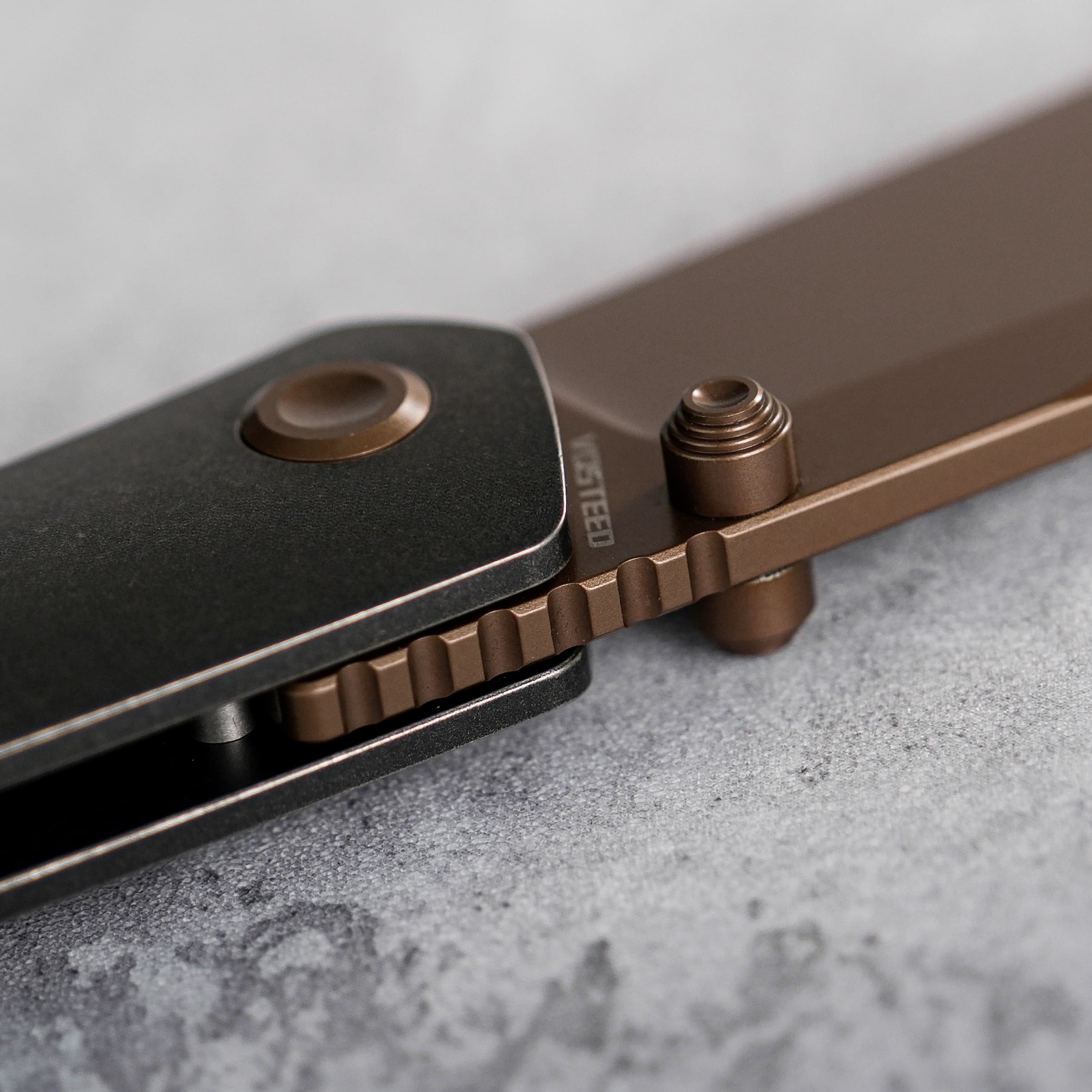 Vosteed Vallhund knife, frame lock detail, copper dune finish