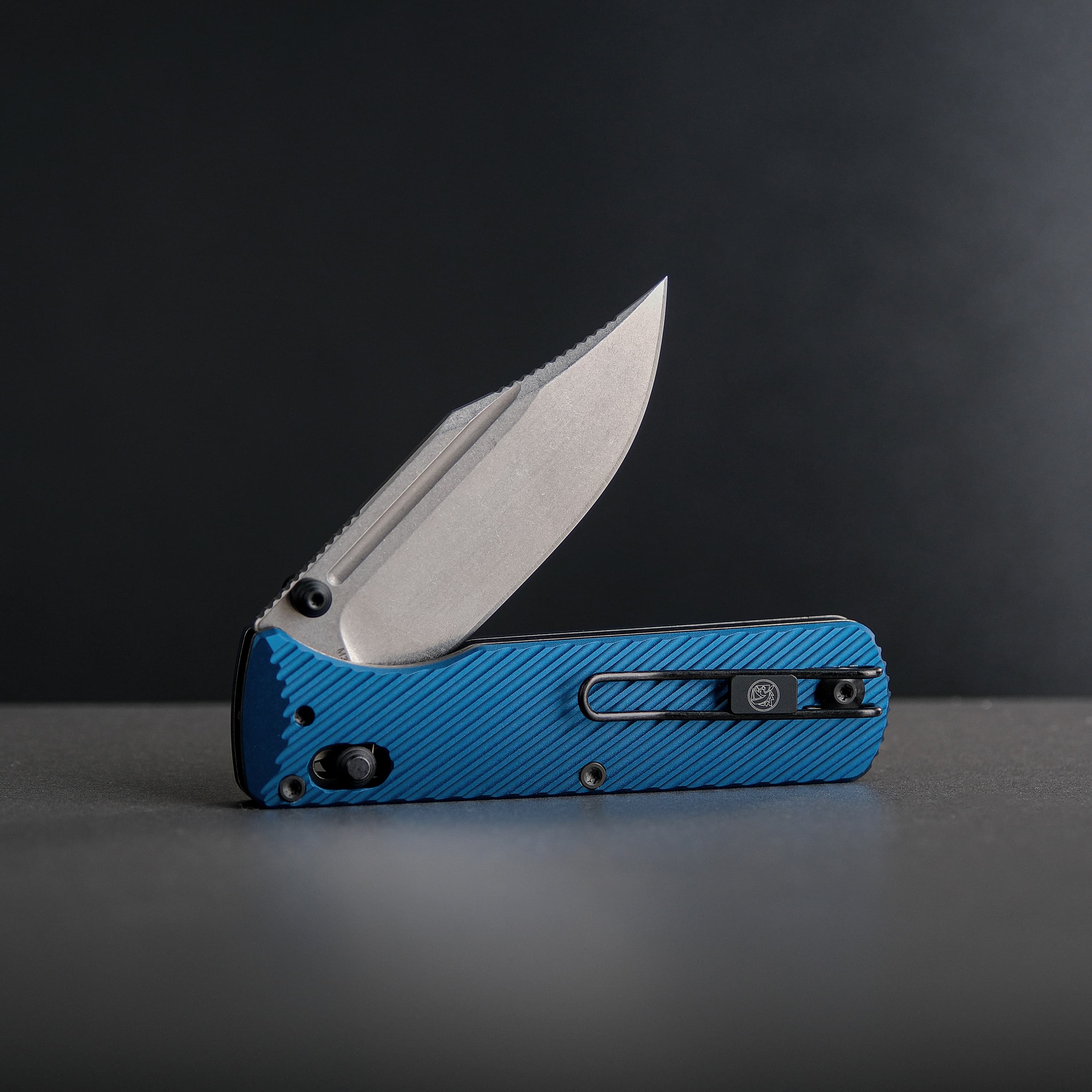 Vombat - Crossbar Lock (2.92" M390 Blade & Aluminum Handle) - A4108