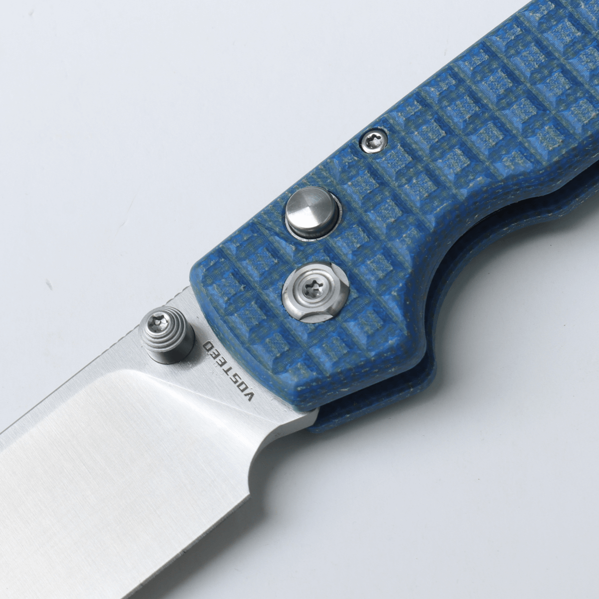 Vosteed Raccoon knife with blue micarta handle close-up