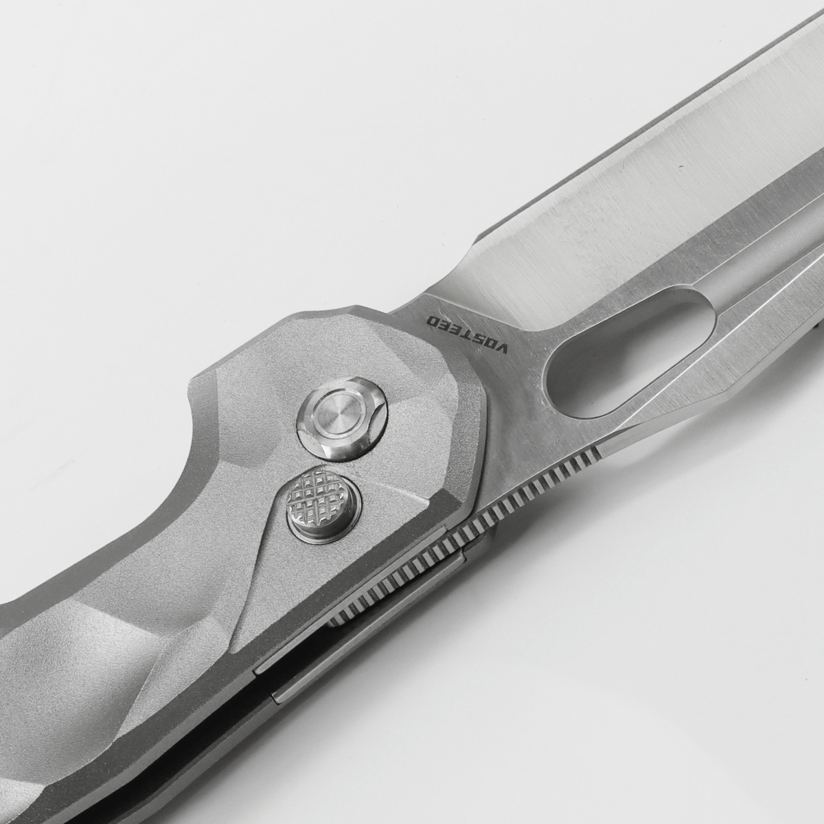 Vosteed Thunderbird knife, close-up on button lock