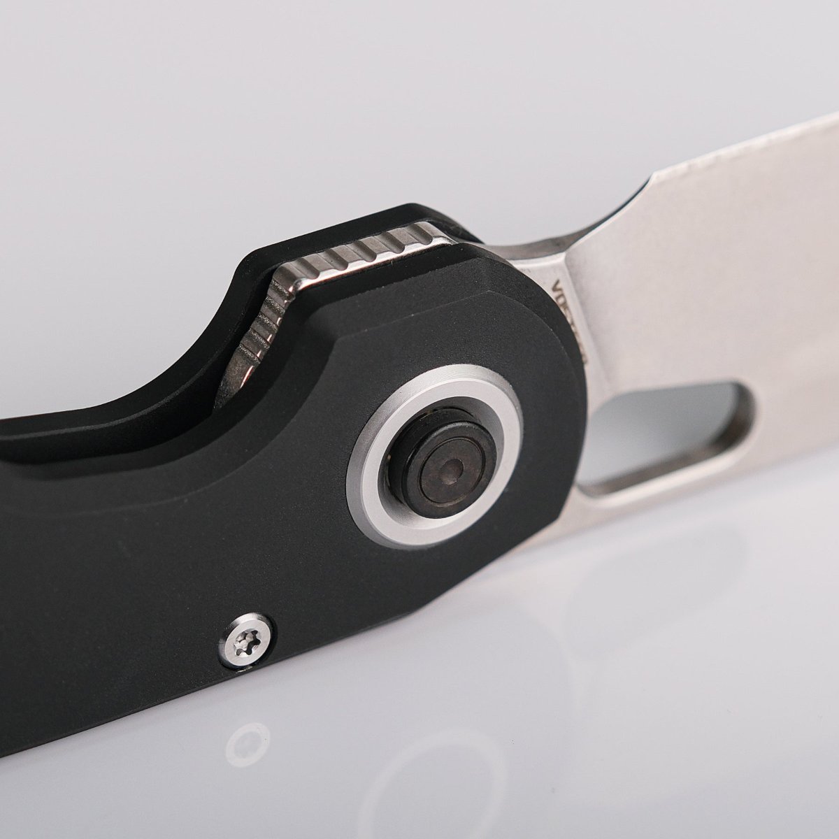 Vosteed Ankylo knife close-up: Vanchor lock and blade detail