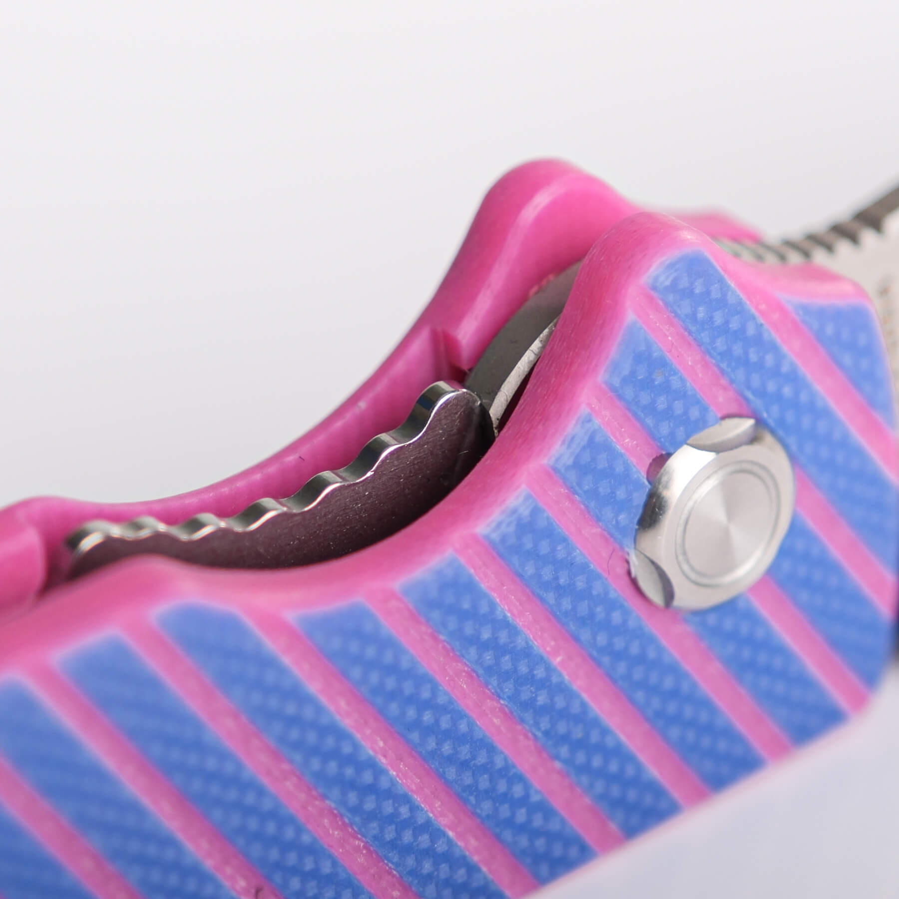 Vosteed Raccoon Cub Liner Lock detail, blue and pink handle