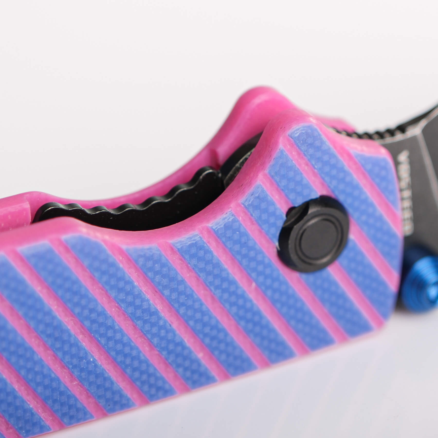 Vosteed Raccoon Cub: Close-up of blue and pink G10 handle detail