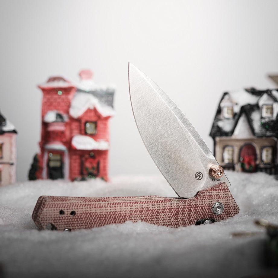 Mini Psyop knife in winter scene, red Micarta handle