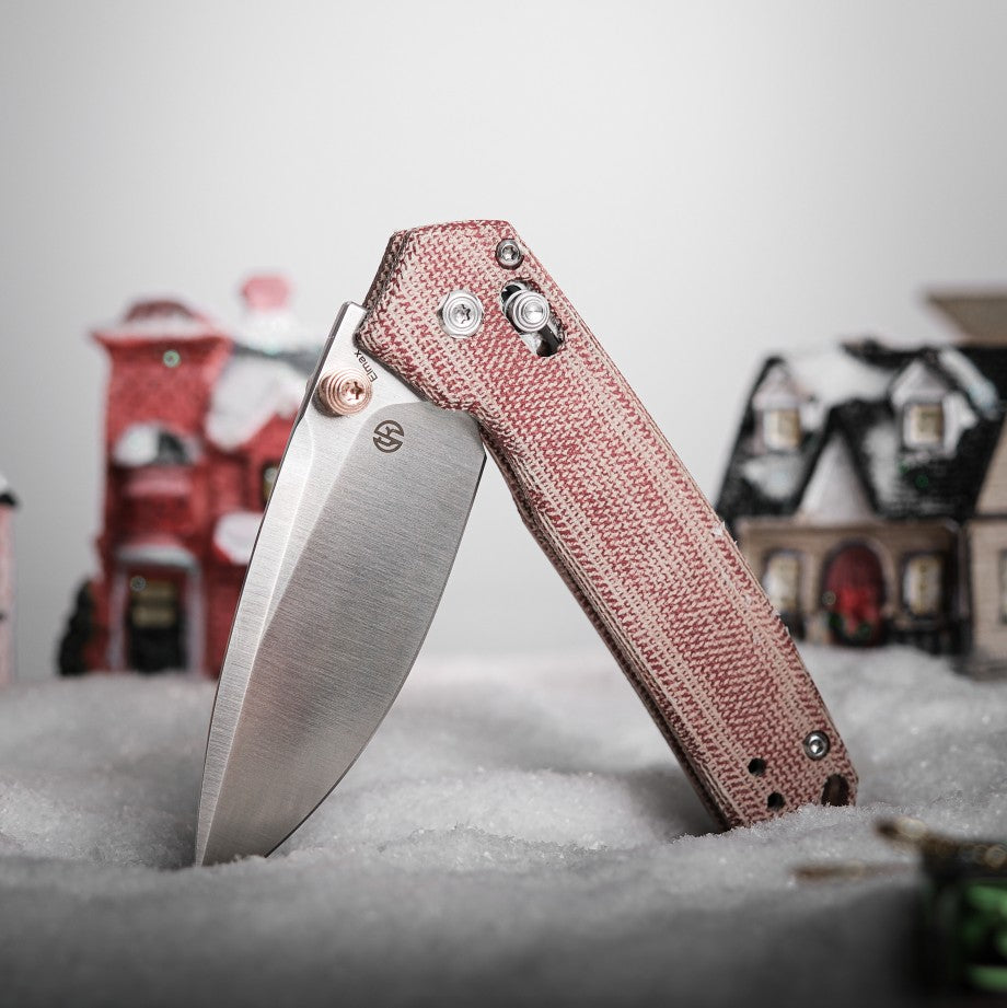 Vosteed Mini Psyop knife, Red Micarta Handle in a Winter Scene