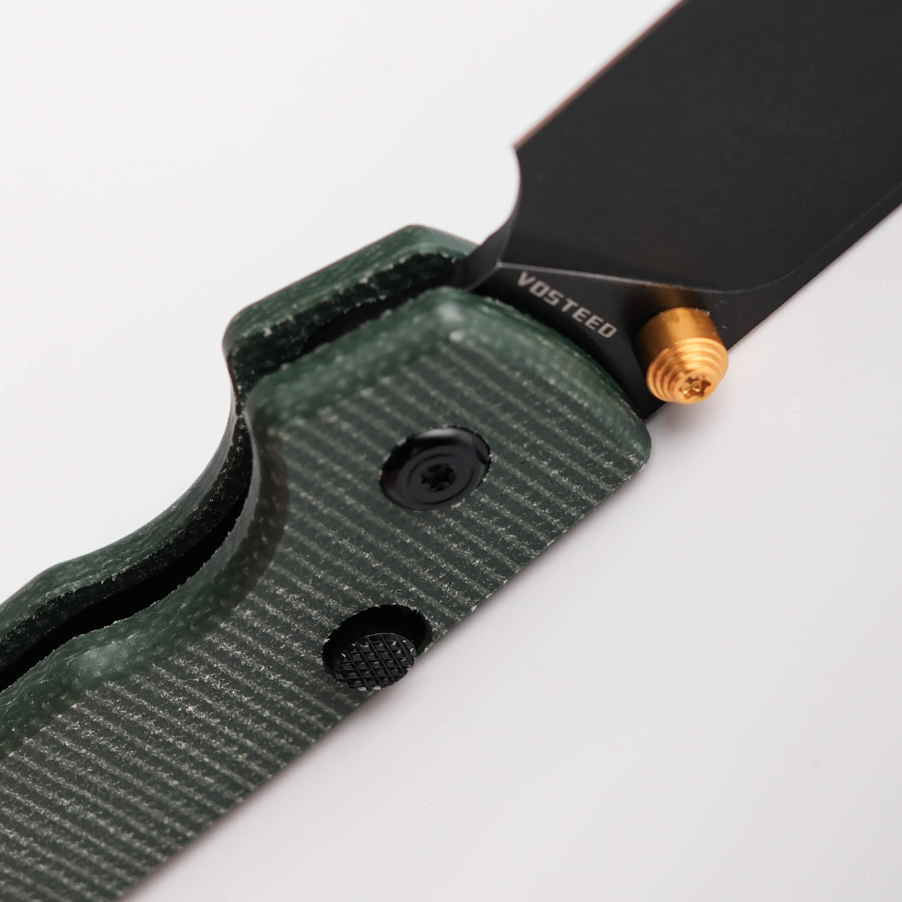 Vosteed Raccoon knife detail: blade, handle, thumb stud