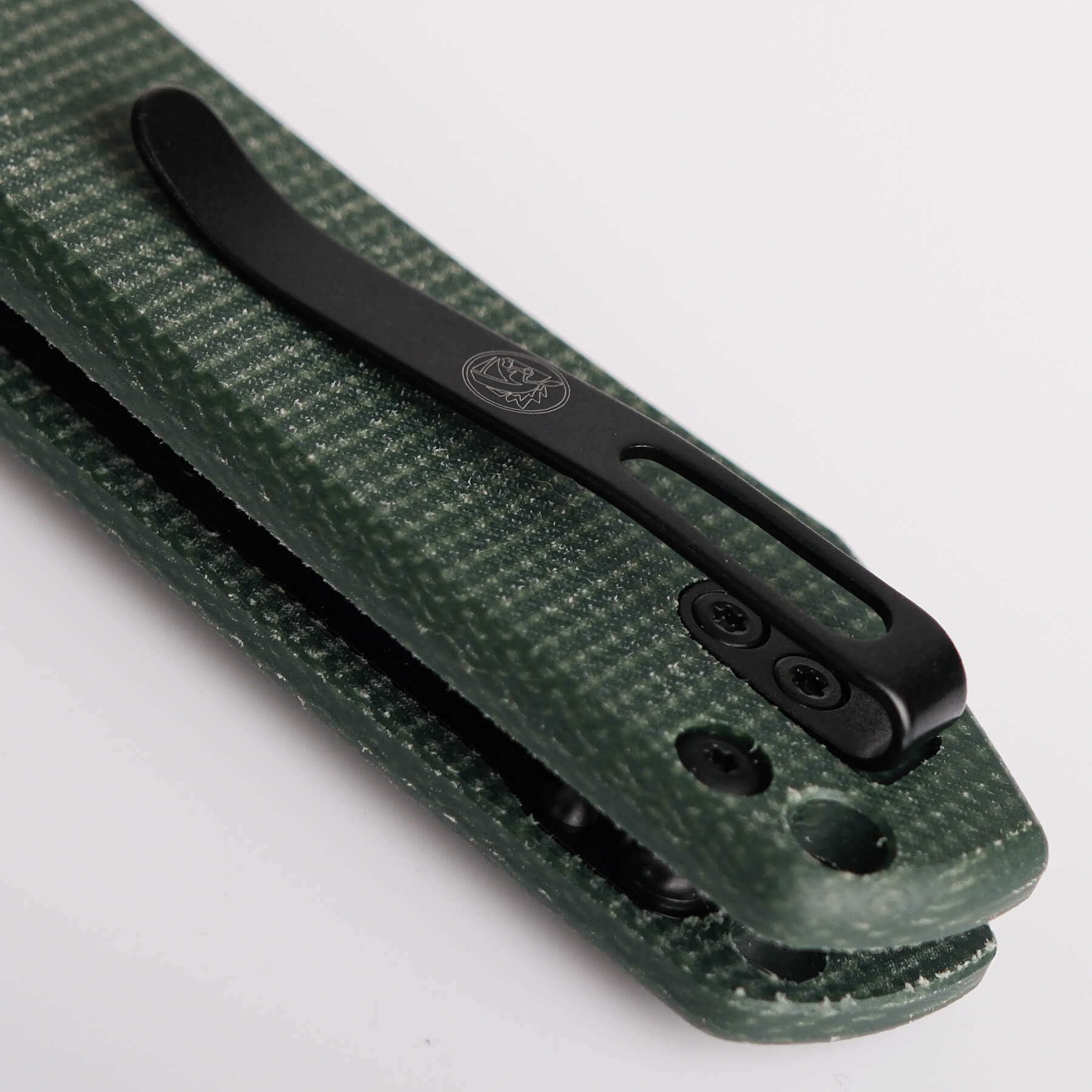 Vosteed Raccoon knife: Close-up of pocket clip and green Micarta handle