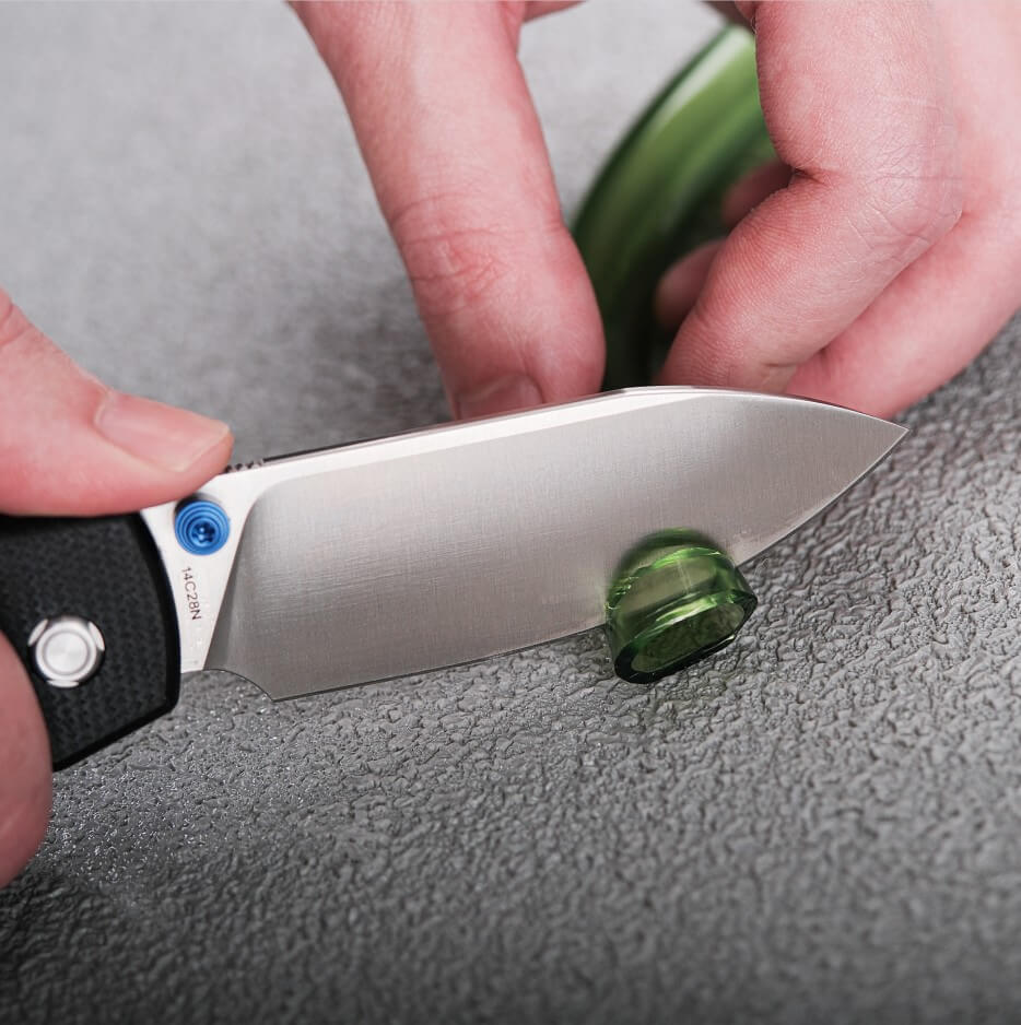 Vosteed Raccoon knife cutting with 14C28N blade