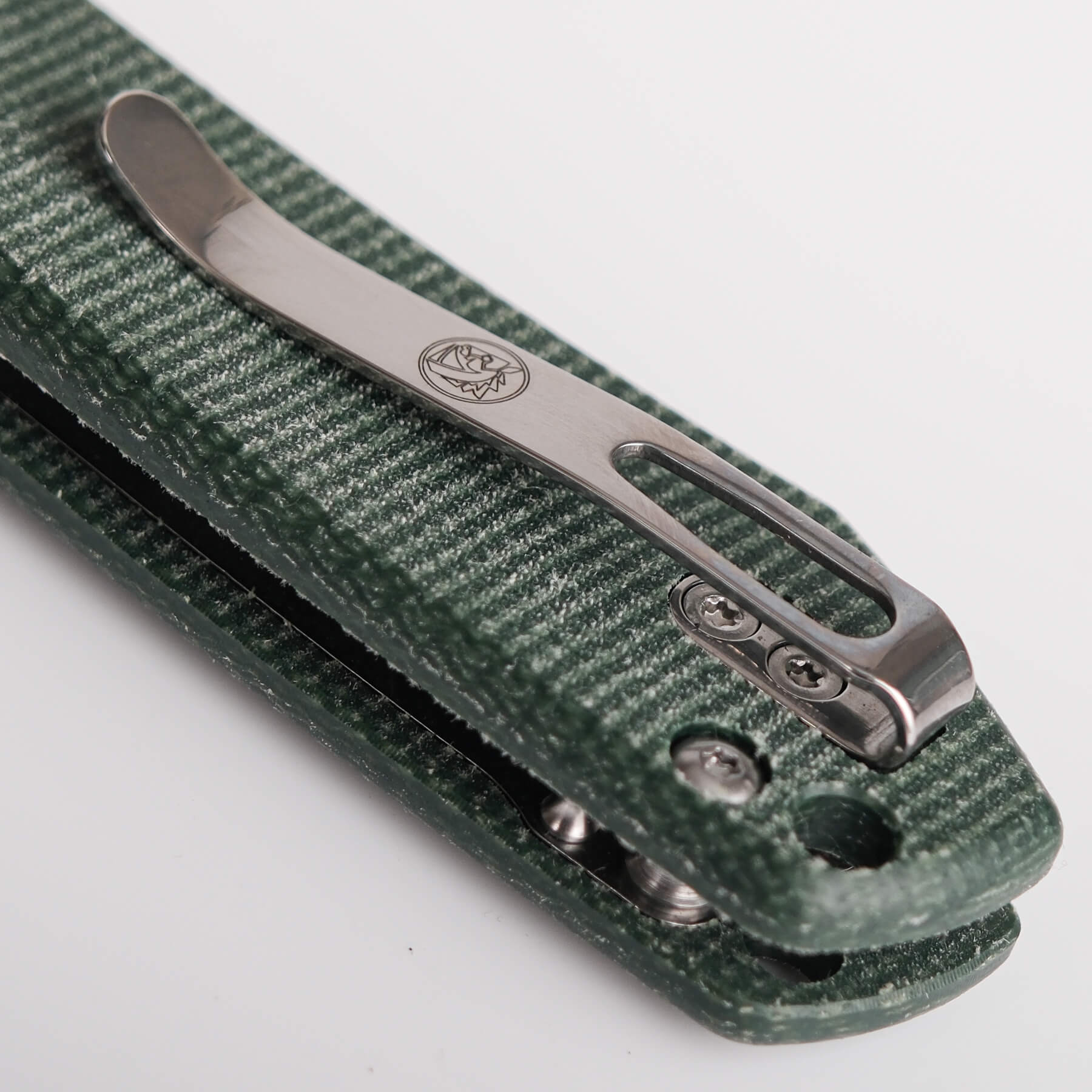 Vosteed Raccoon knife: Pocket clip and green Micarta handle