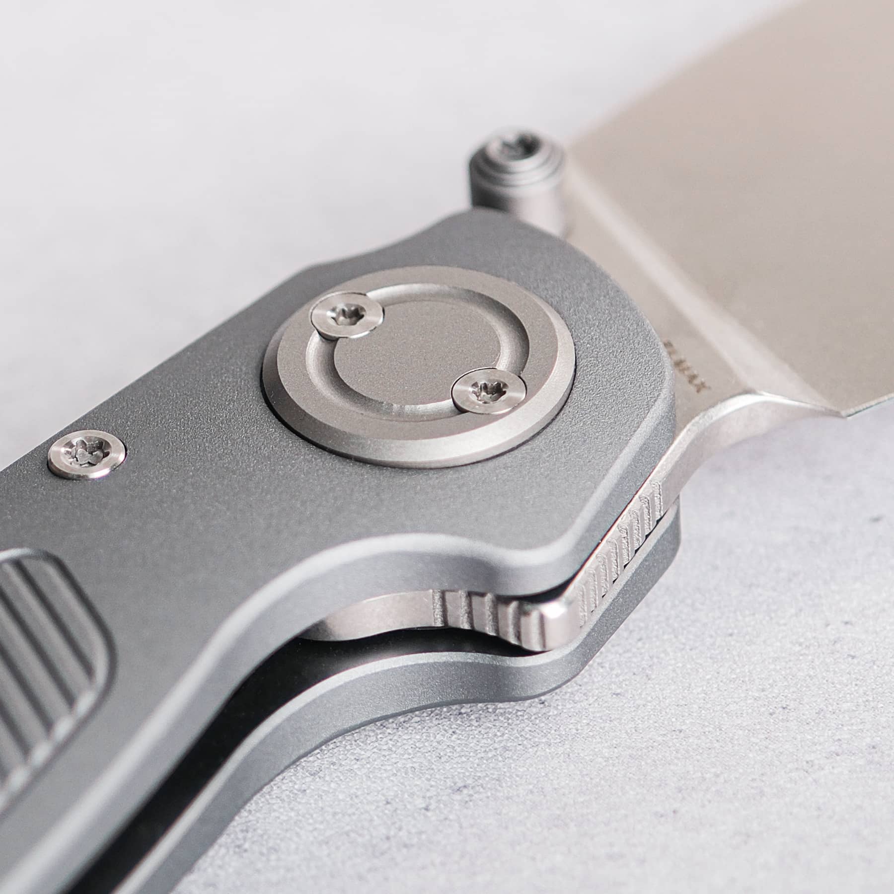 Vosteed Shilin Cutter® knife - Close-up of Vanchor Lock® and blade
