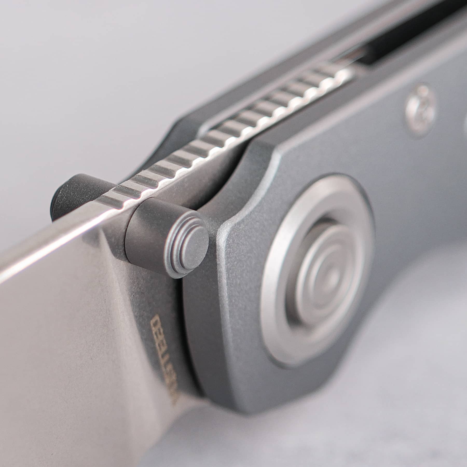 Vosteed Shilin Cutter® knife detail - Vanchor Lock® and gray aluminum