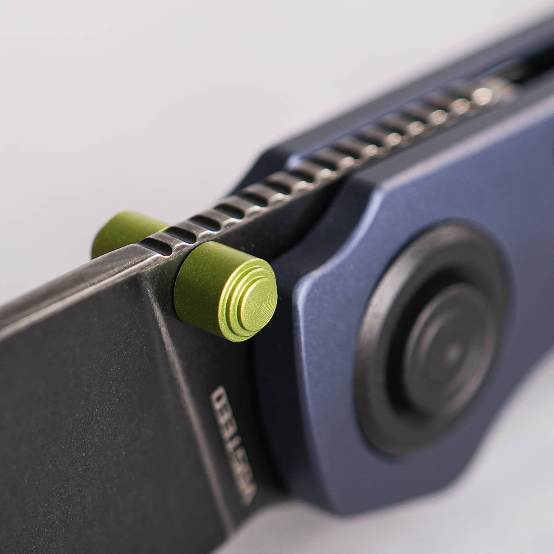 Shilin Cutter® green thumb stud and blue aluminum handle detail