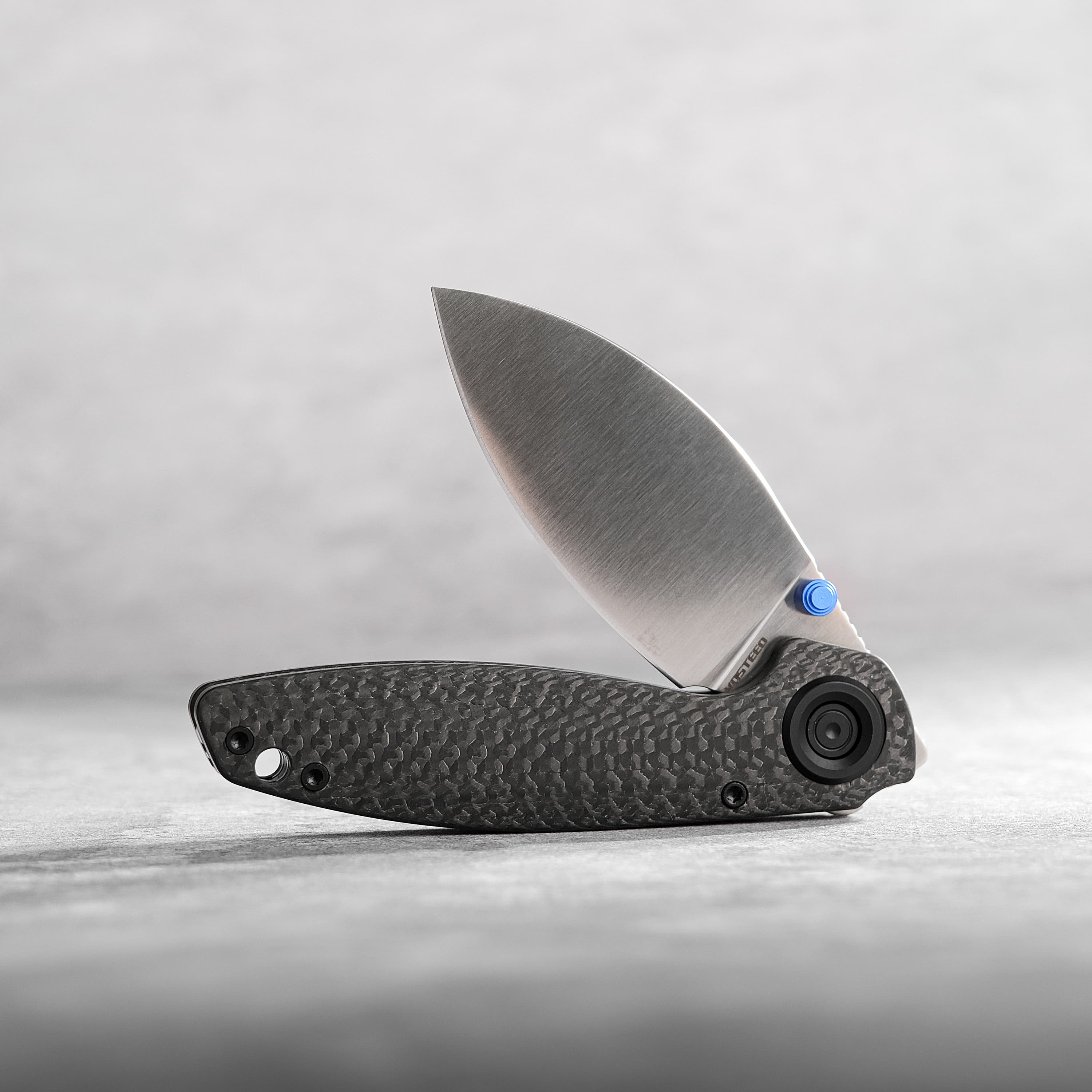 Vosteed Shilin Cutter knife with carbon fiber handle, blade open