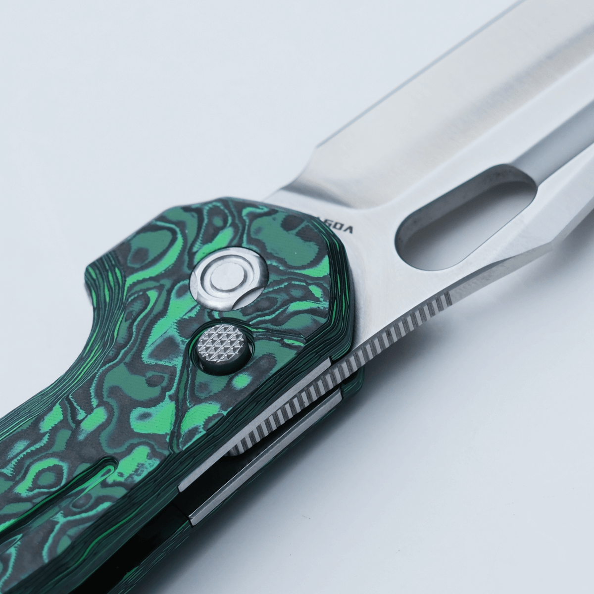 Vosteed Thunderbird Knife - Detail of Trek Lock and Cloud Carbon Fiber