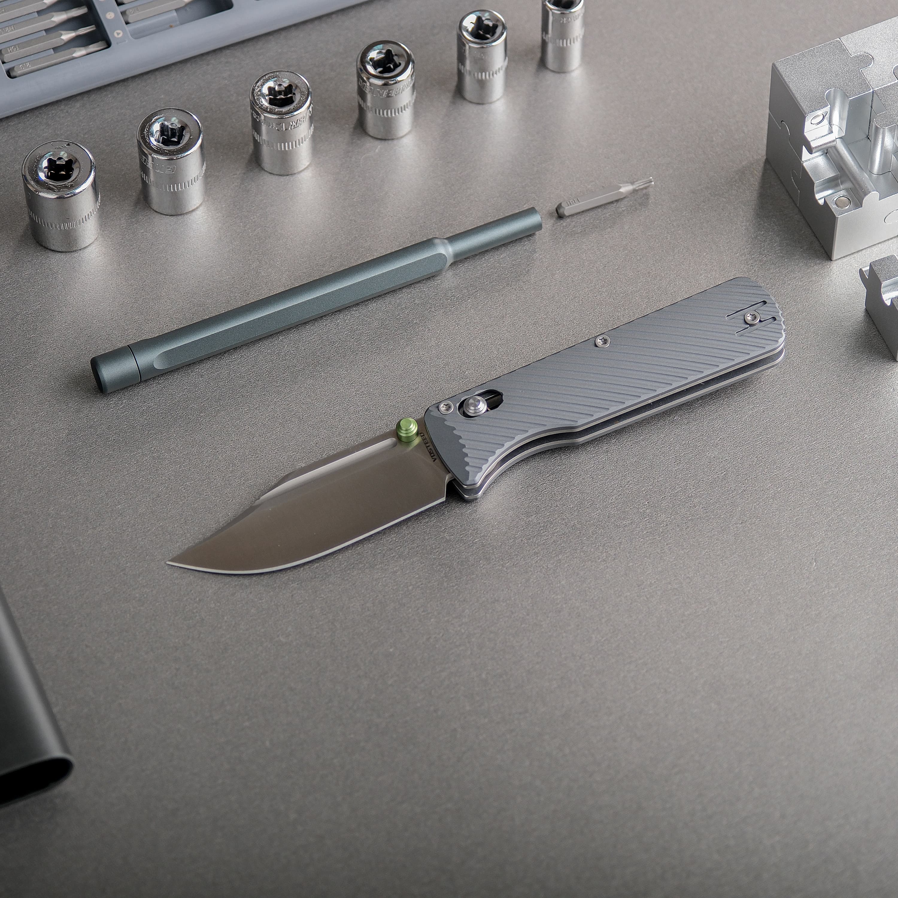 Vombat - Crossbar Lock (2.92" M390 Blade & Aluminum Handle) - A4101